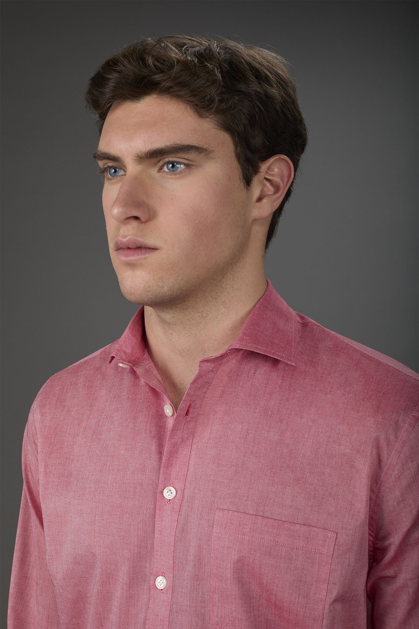 Chemise homme décontractée à boutons cachés, confectionnée dans un tissu en mousseline lavée image number 1