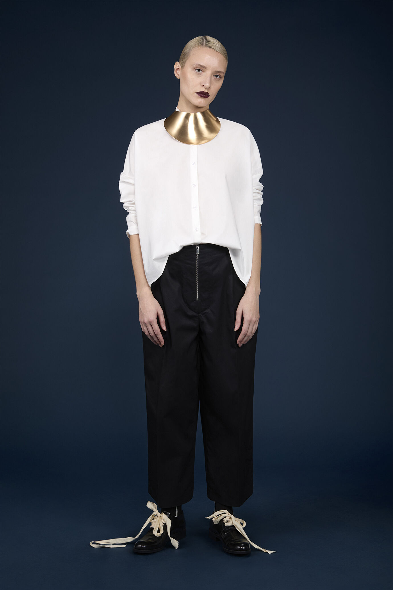 Pantalon carotte femme, modèle large à la taille avec zip apparent, 100 % coton image number 0