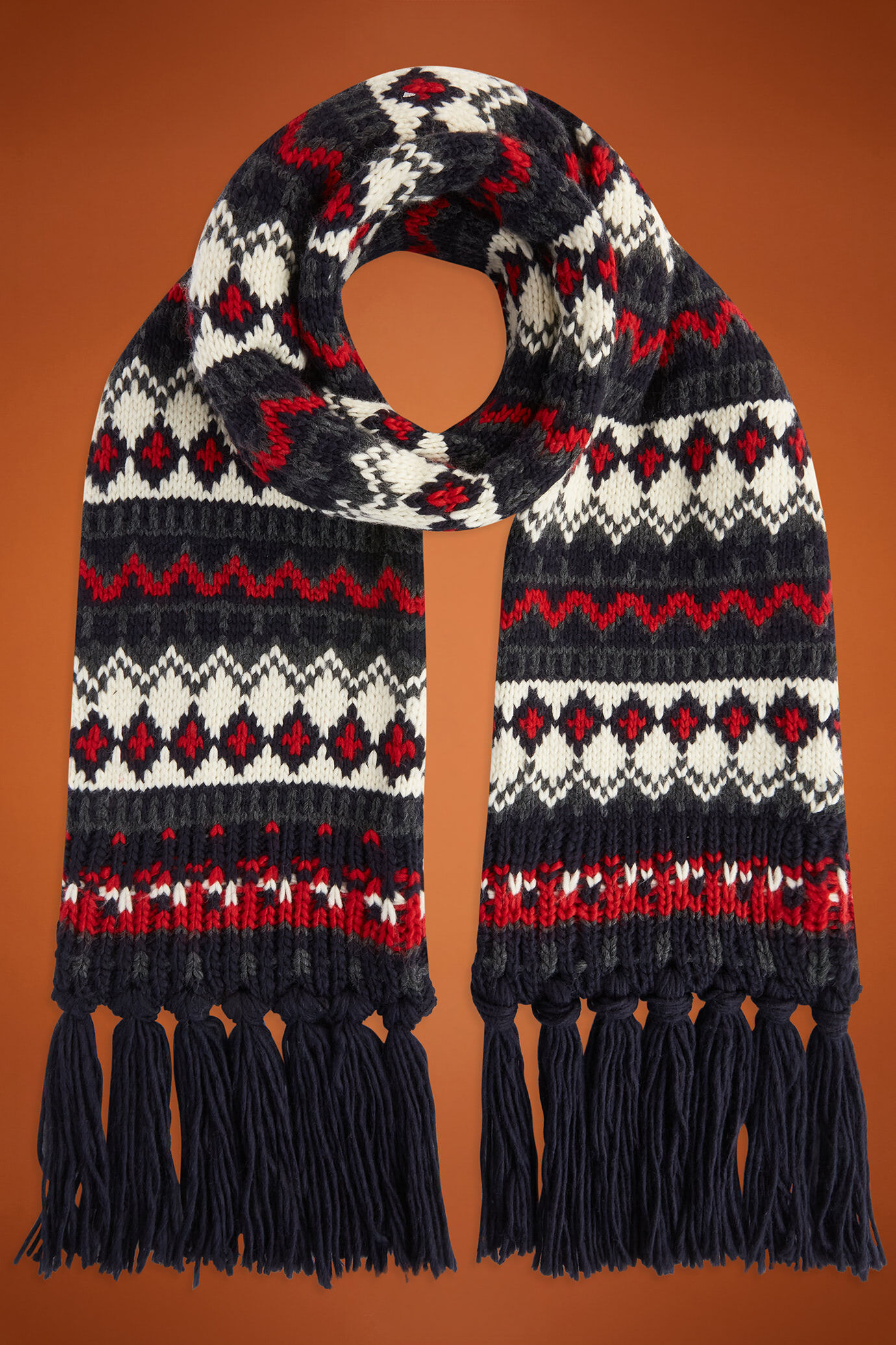Men's knitted scarf in a Norwegian pattern image number 0