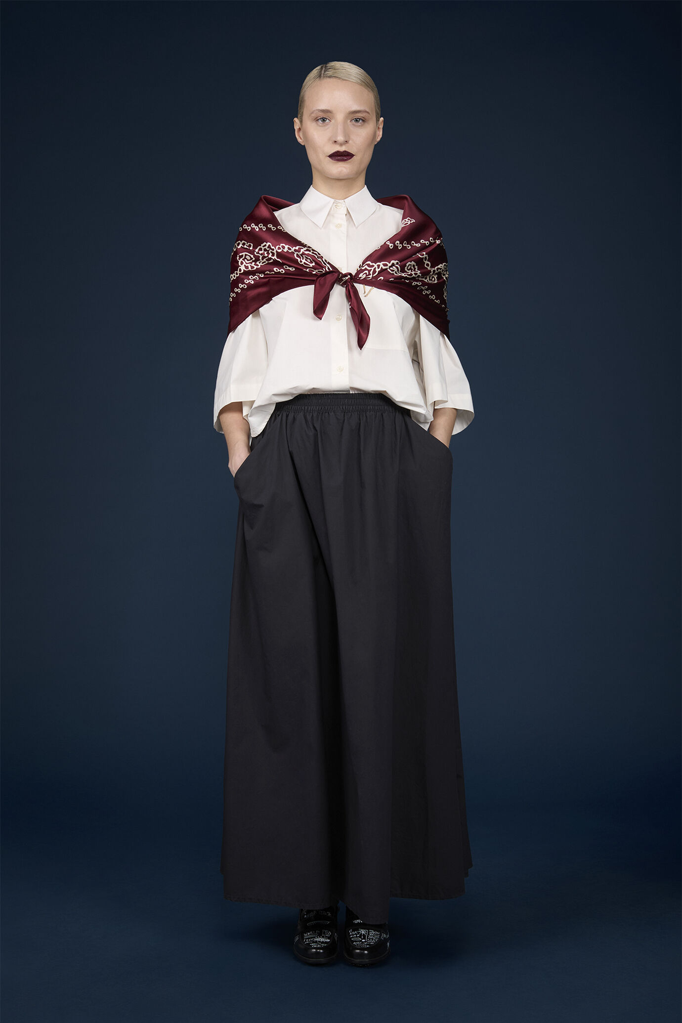 Long flared skirt with elastic waist and side pockets image number 0