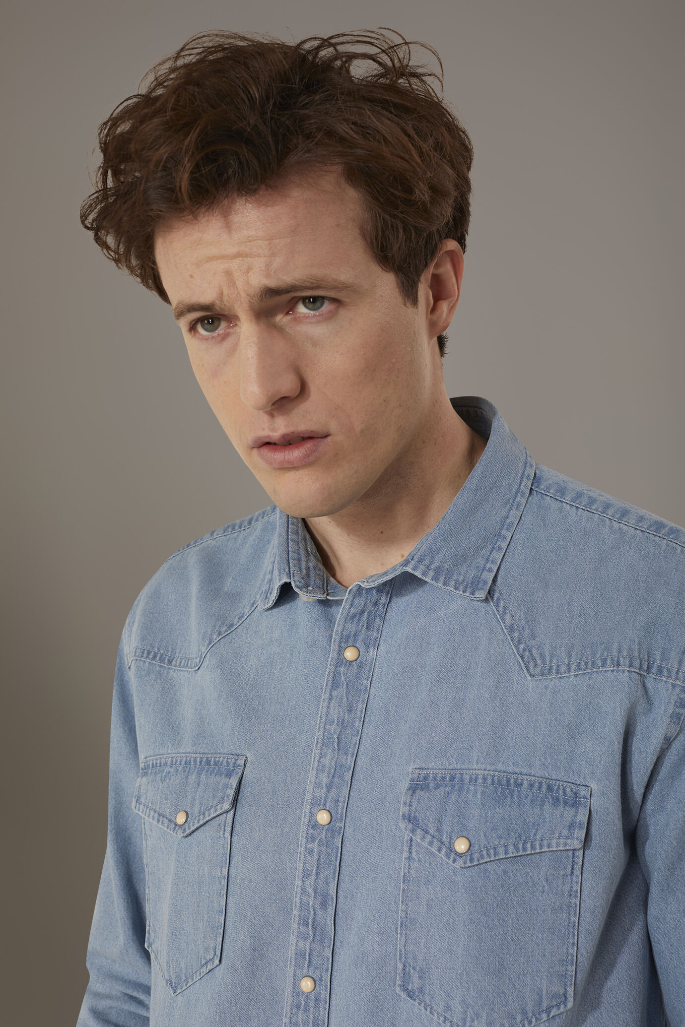 Camicia casual collo francese comfort fit tessuto denim lavato image number 2