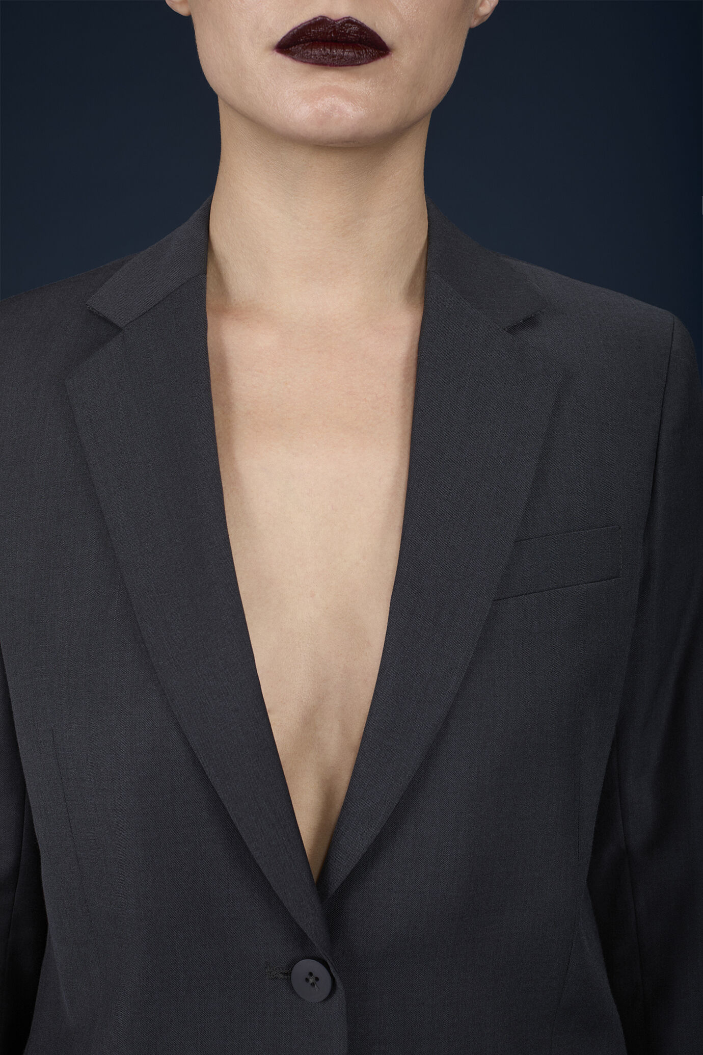 Women's regular fit plain single-breasted jacket with two buttons image number 2