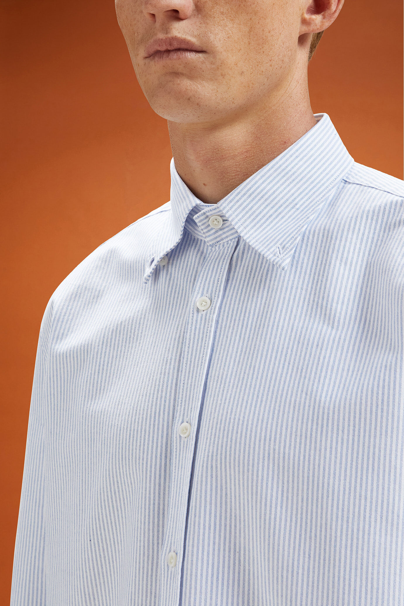 Einfarbiges Herren-Freizeithemd mit Button-Down-Kragen aus 100 % gestreifter, extrem leichter Oxford-Baumwolle mit Streifenmuster in bequemer Passform image number 1