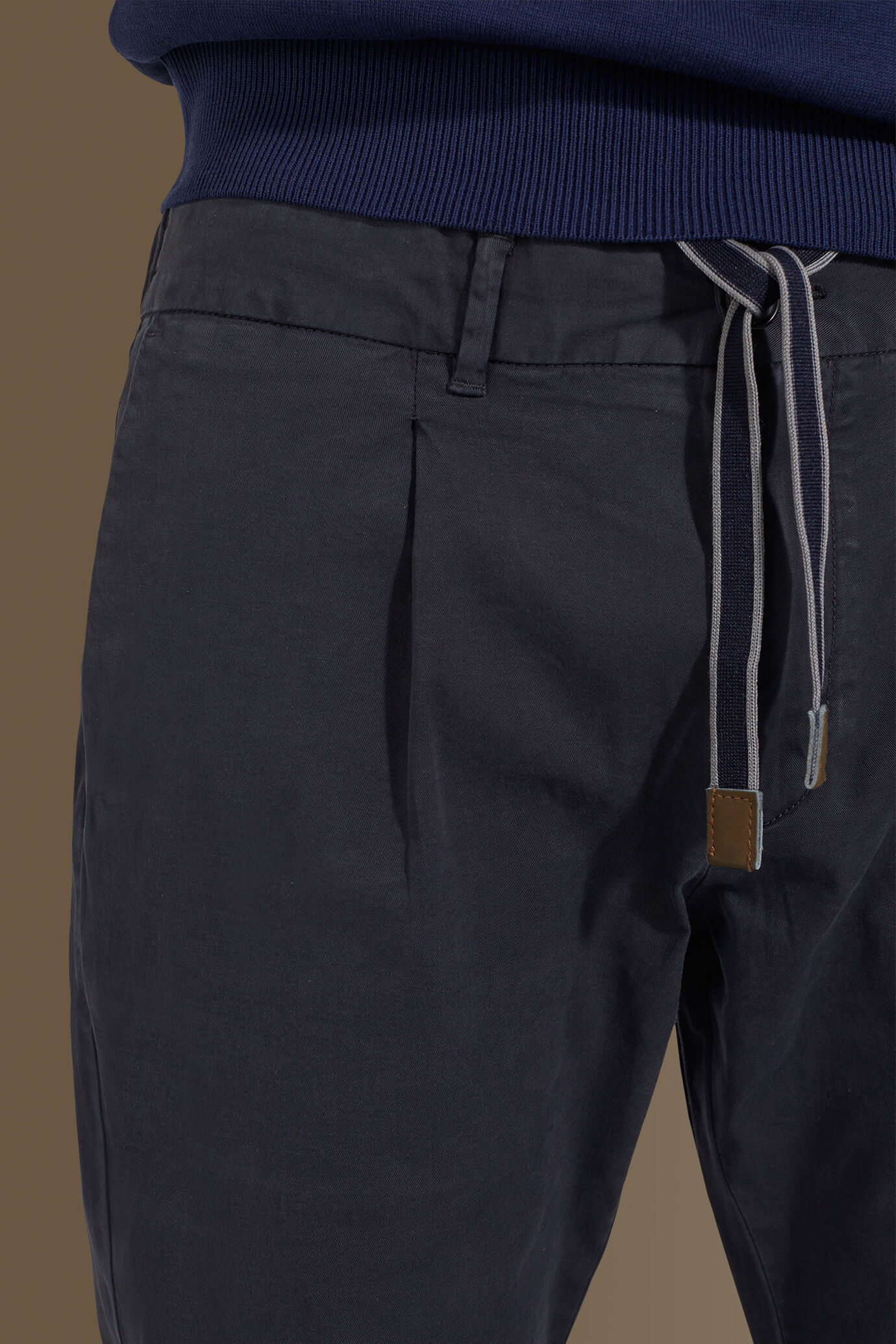 Pantalone uomo con elastico in vita e laccetti image number 4