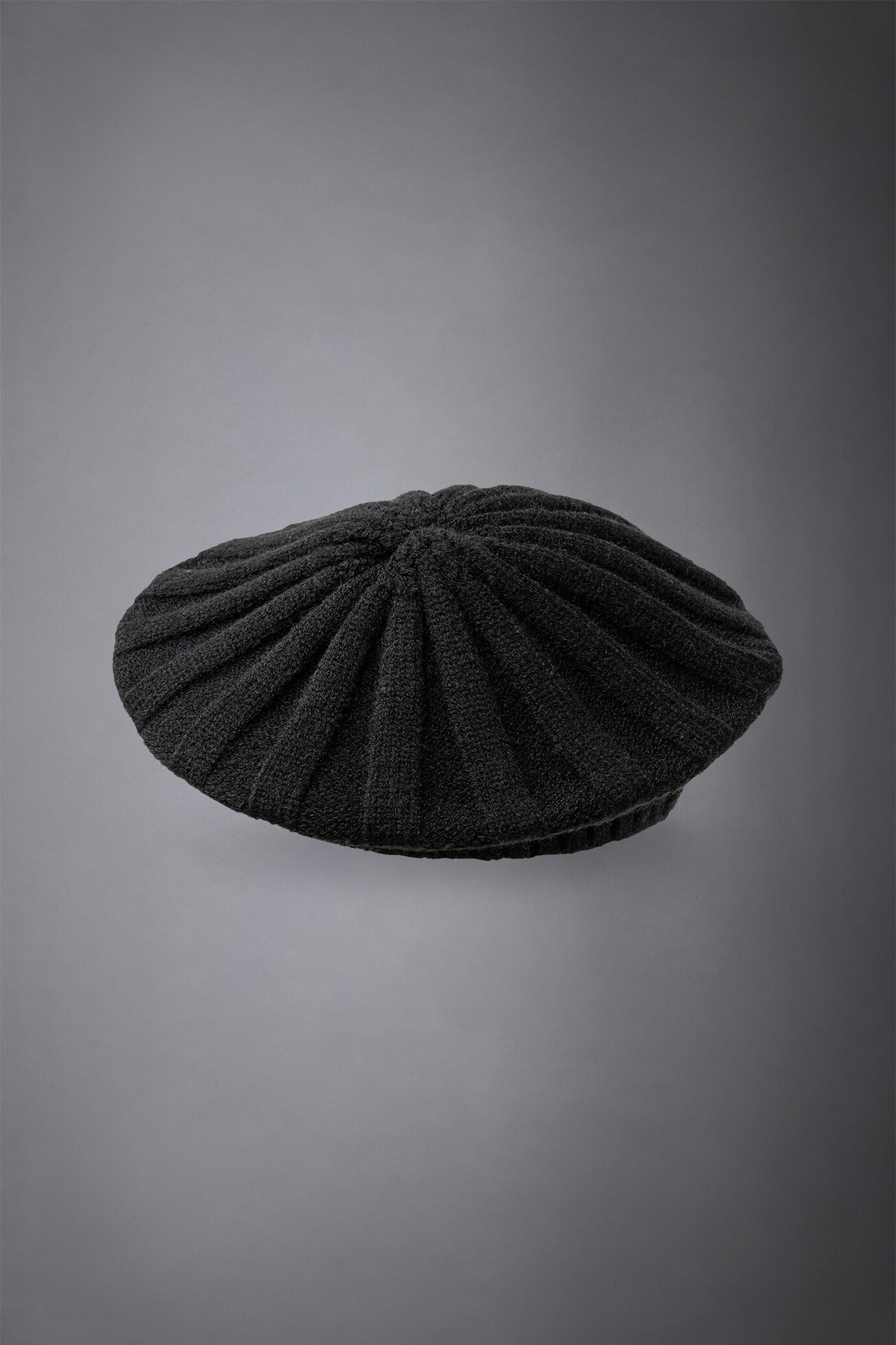 Women's solid-coloured knitted beret image number 1