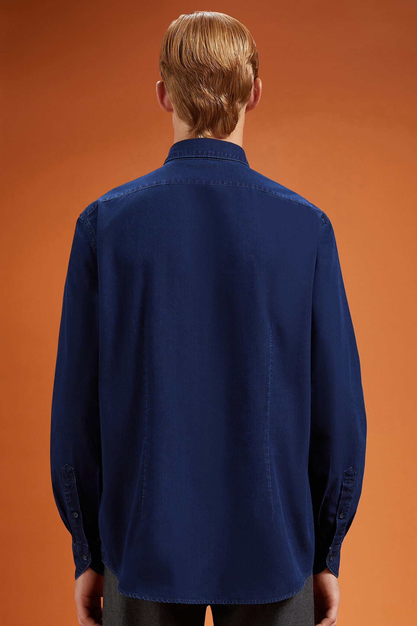 Men's comfort fit casual shirt with a classic collar in 100% cotton washed chambray fabric image number 4