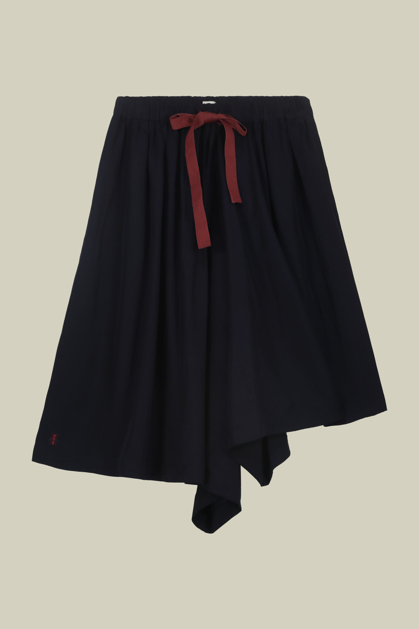 Bermuda skirt with a wide and soft line, adjustable elastic waist with contrasting drawstring