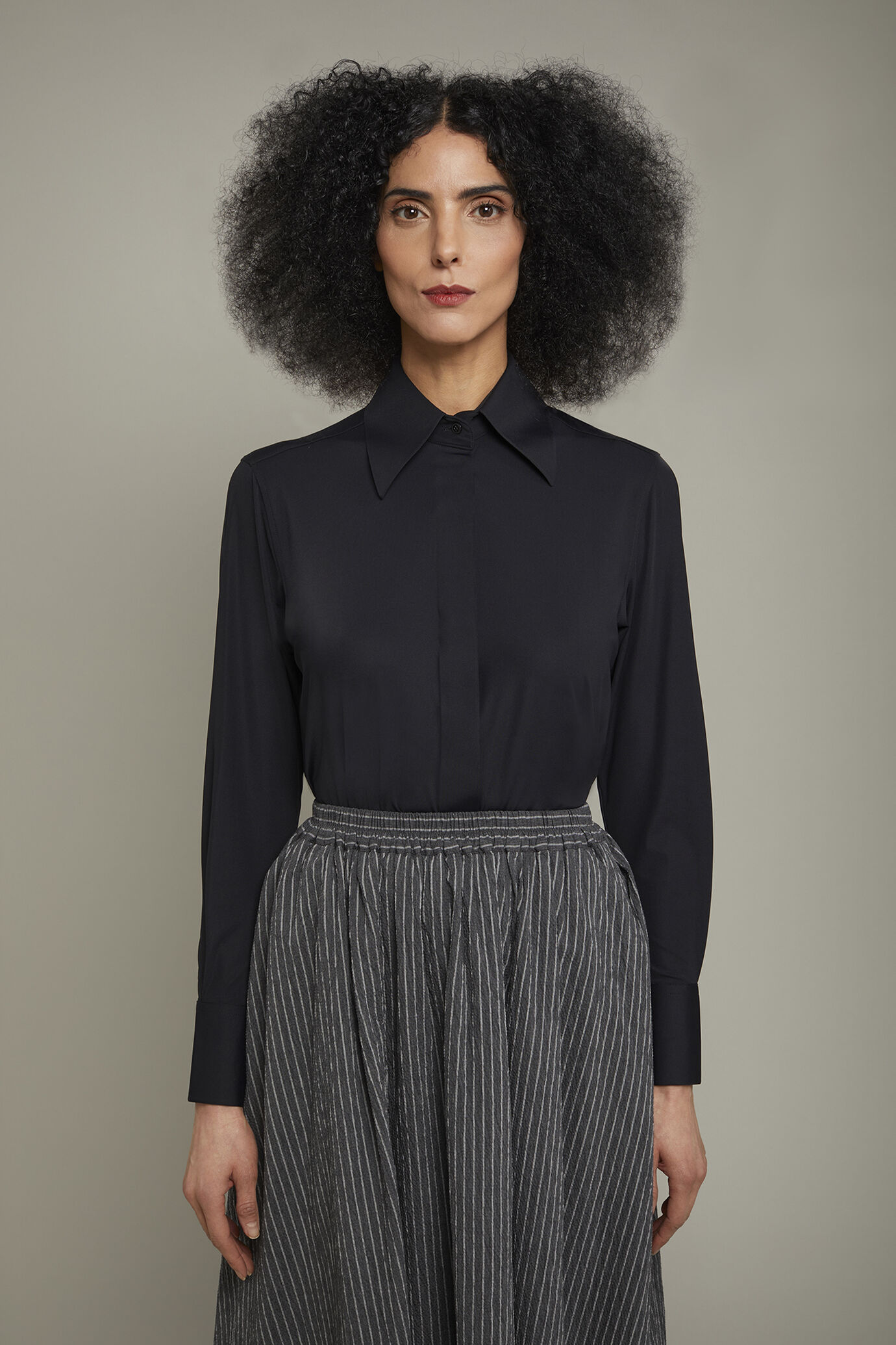 Women’s classic solid color shirt image number 2