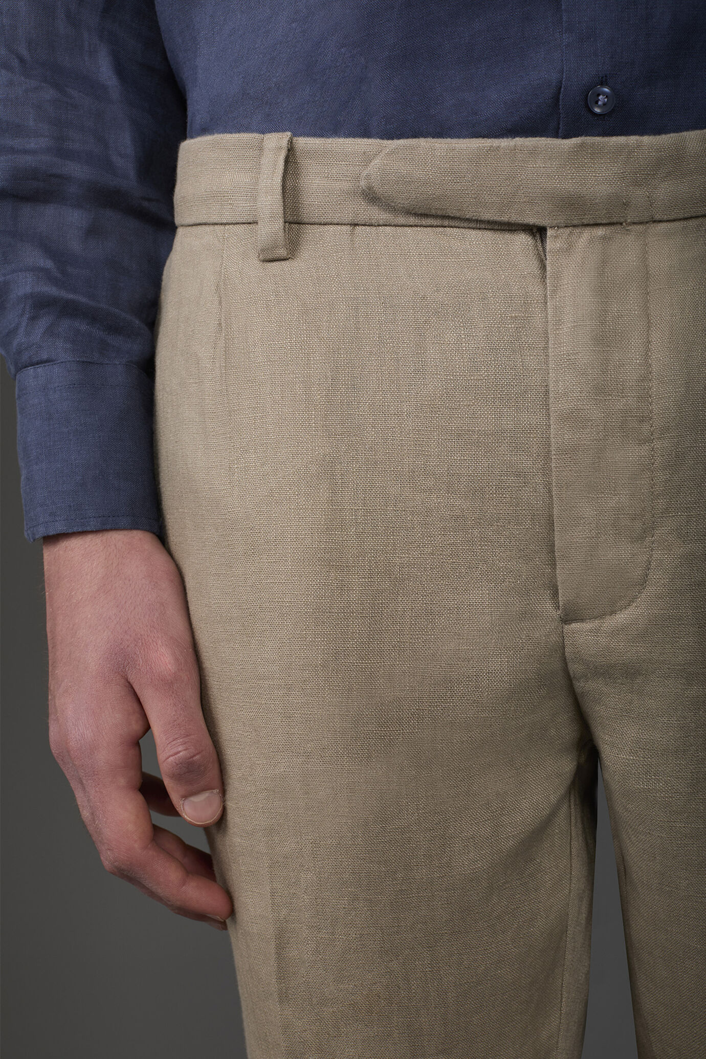 Herrenhose mit 100% Leinen zwei kleinen Bügelfalten und verdeckter Knopfleiste image number 2
