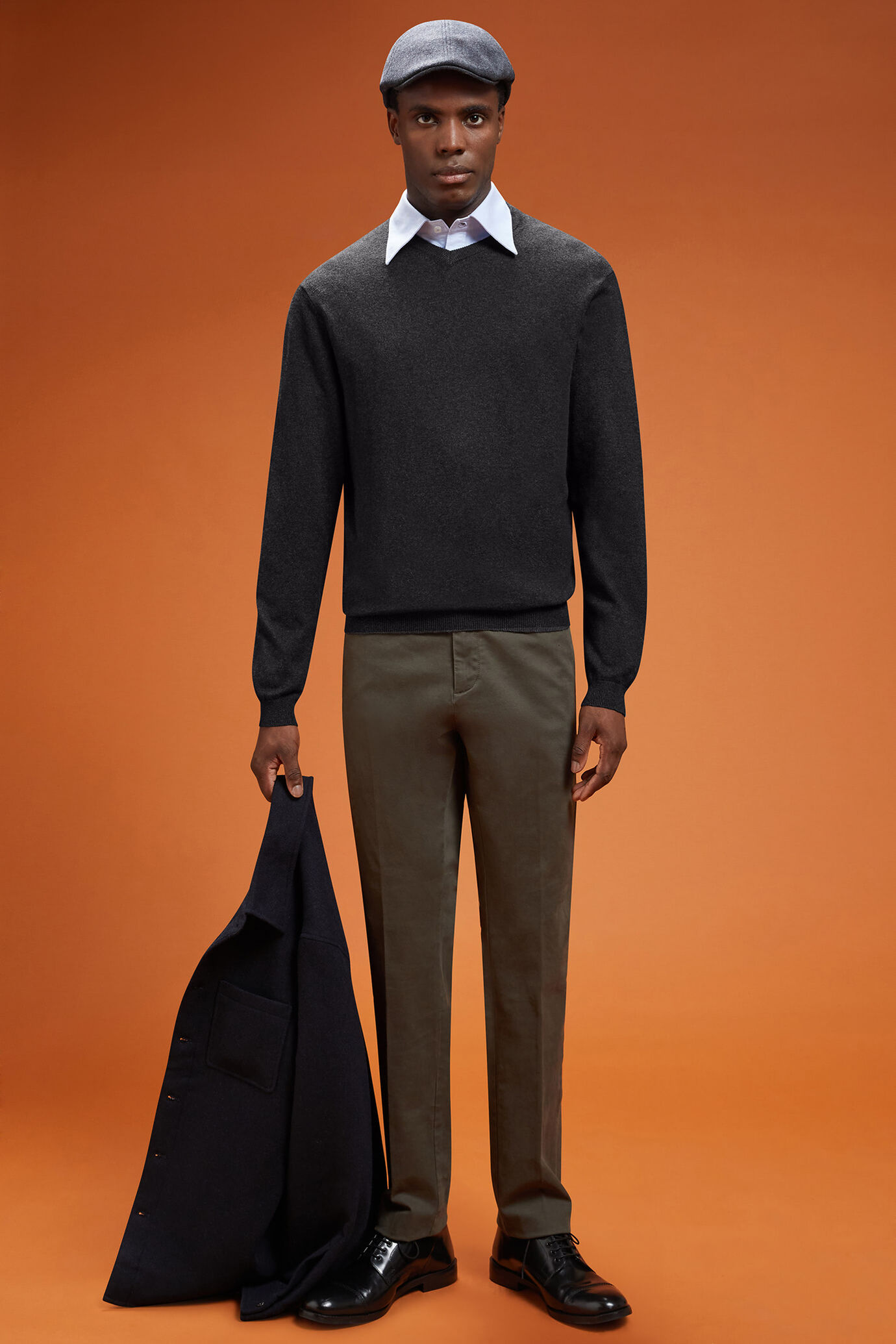 Herren-Pullover mit V-Ausschnitt aus Baumwolle in normaler Passform image number 1