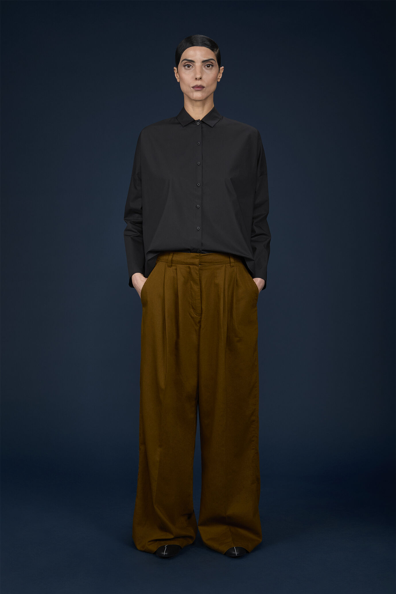 Women's wide trousers in linen and cotton with pleats image number 1