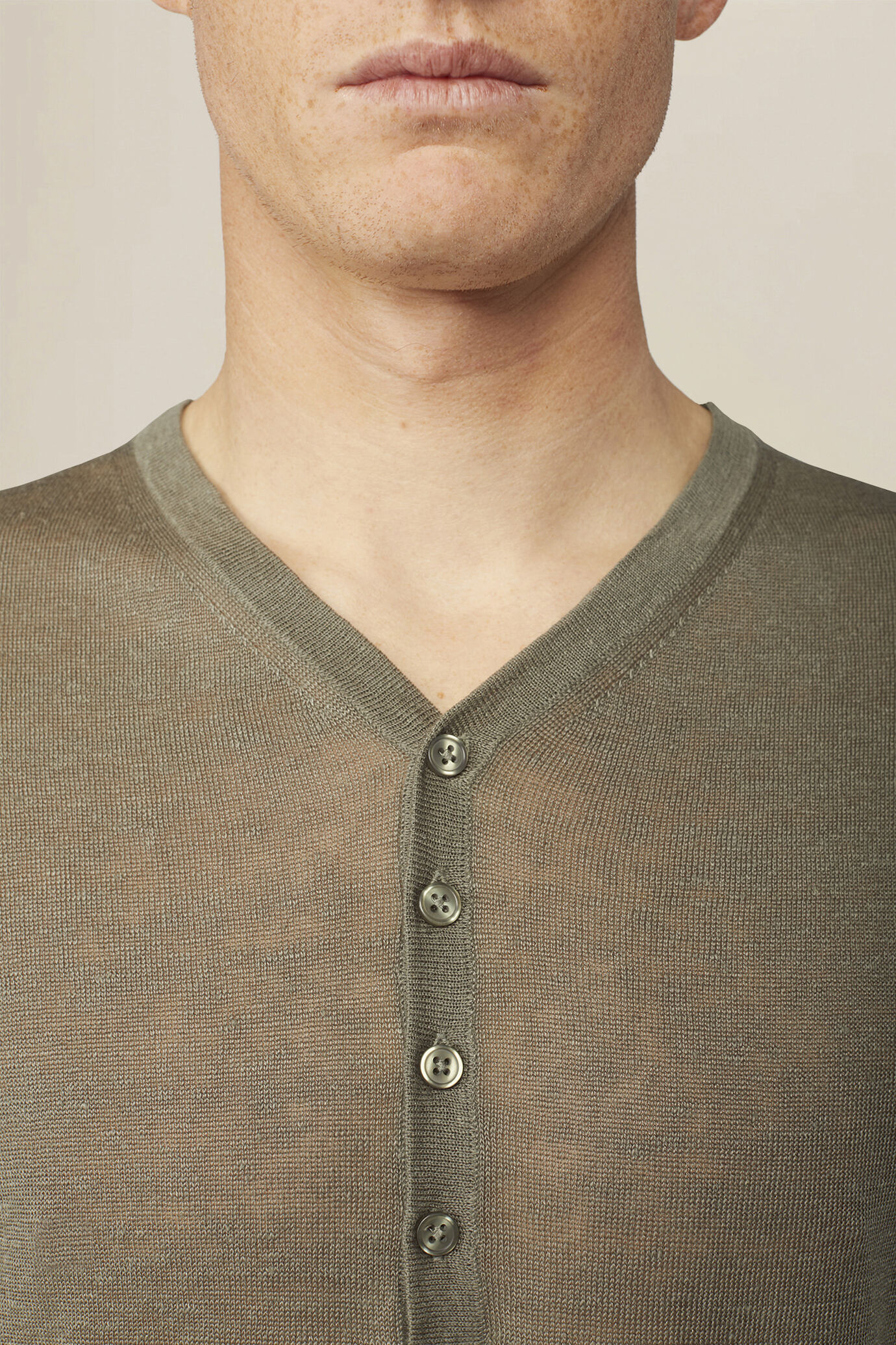 T-shirt uomo a maglia in 100% lino crepe con bottoni image number 2