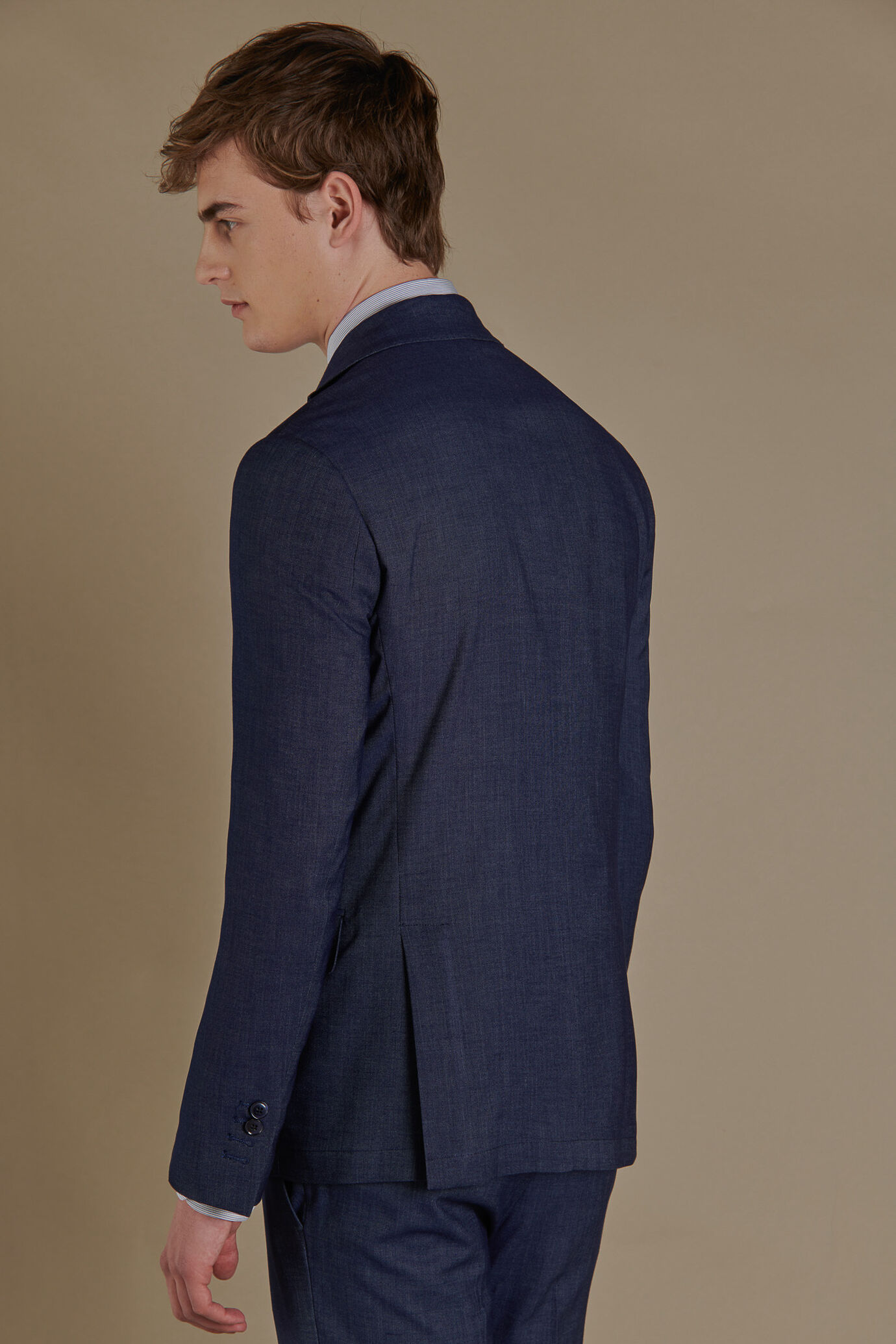 Abito uomo monopetto blue effetto chambray e pantalone con risvolto image number 3