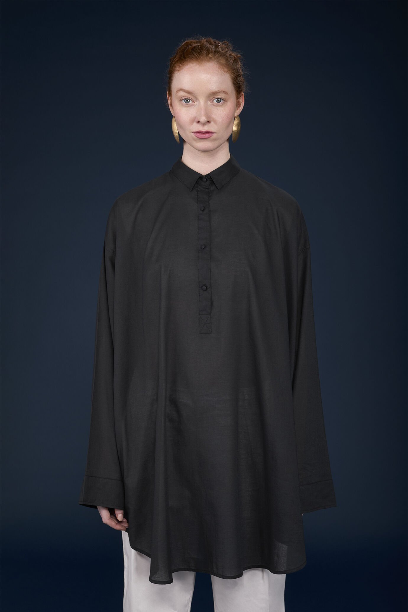 Chemise oversize pour femme, modèle en mousseline de coton uni avec boutons recouverts image number 0