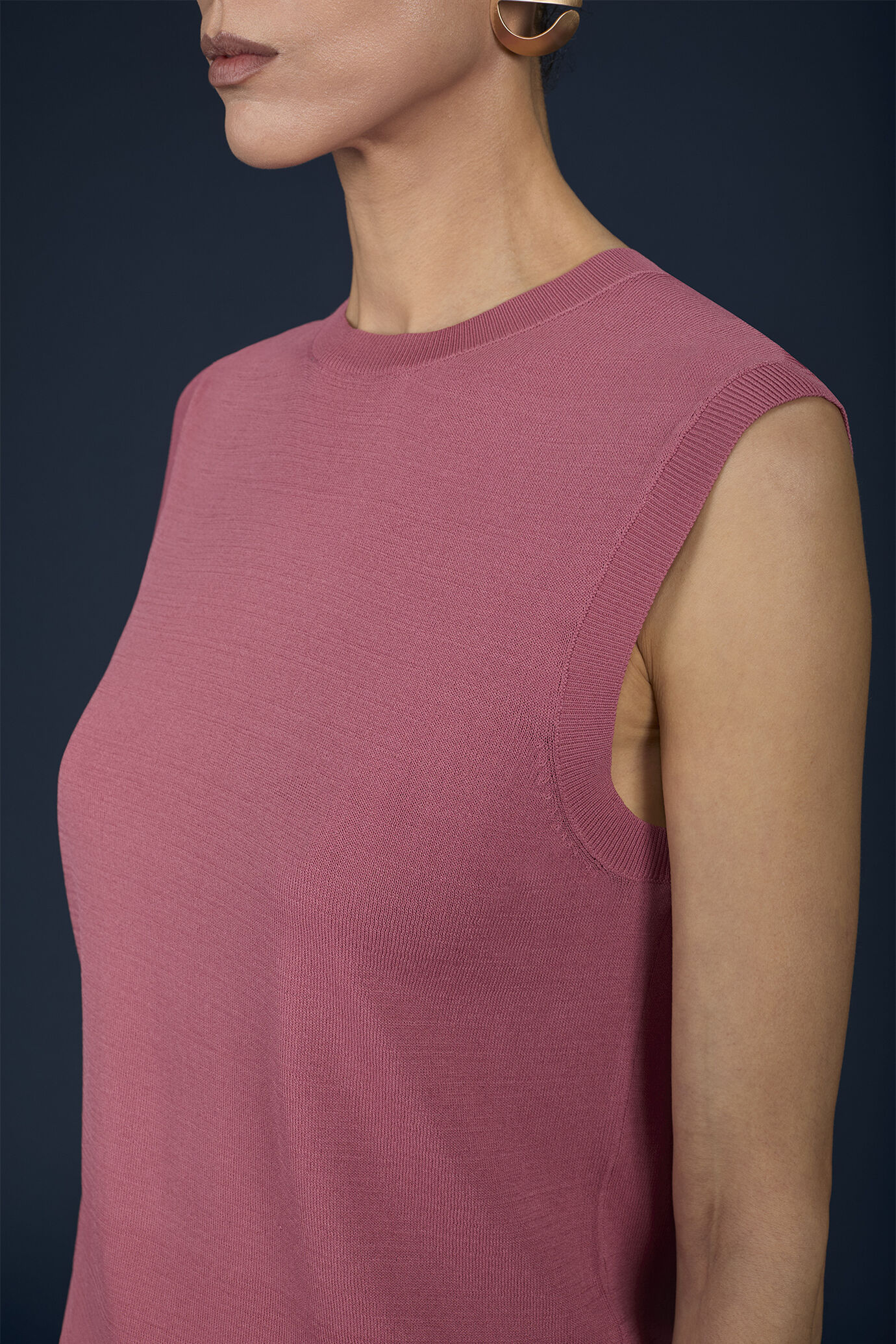 Women's knitted crew-neck waistcoat image number 3