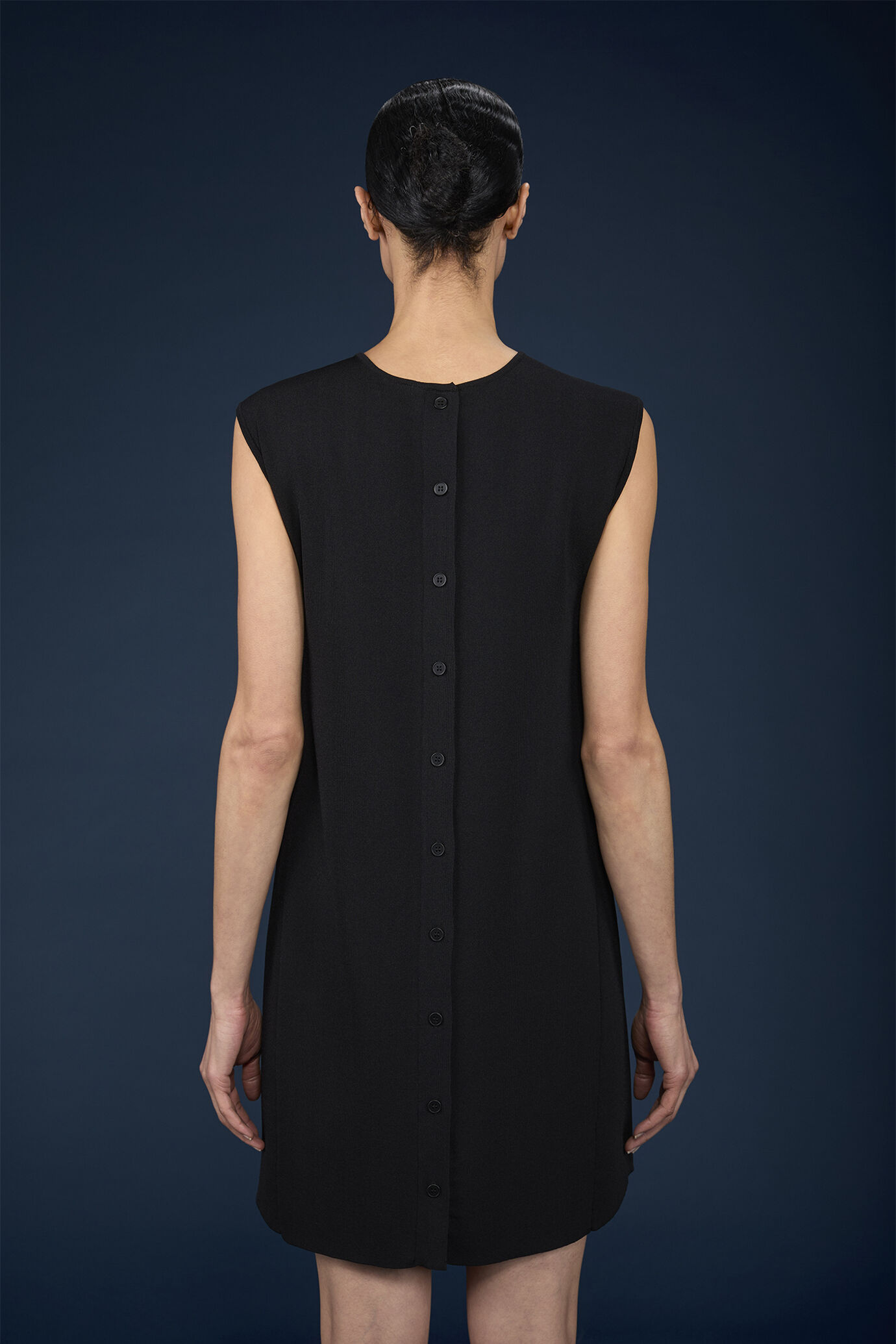 &Auml;rmelloses Strickkleid f&uuml;r Damen mit Knopfleiste auf dem R&uuml;cken image number 2