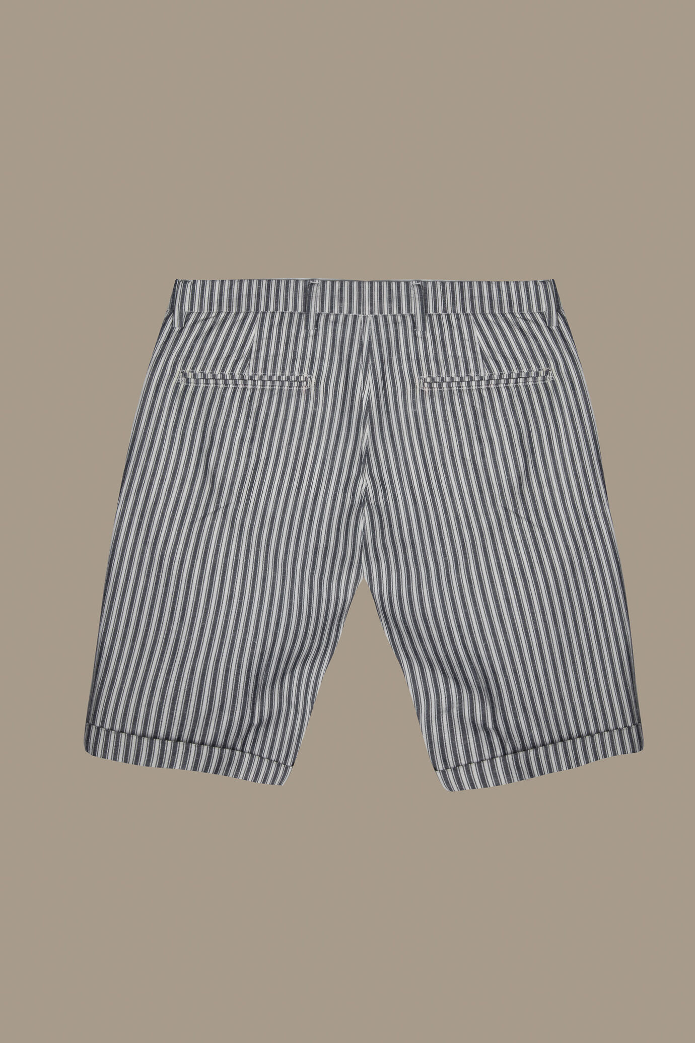 Chino bermuda double pinces and turn-ups linen and cotton blended image number 1