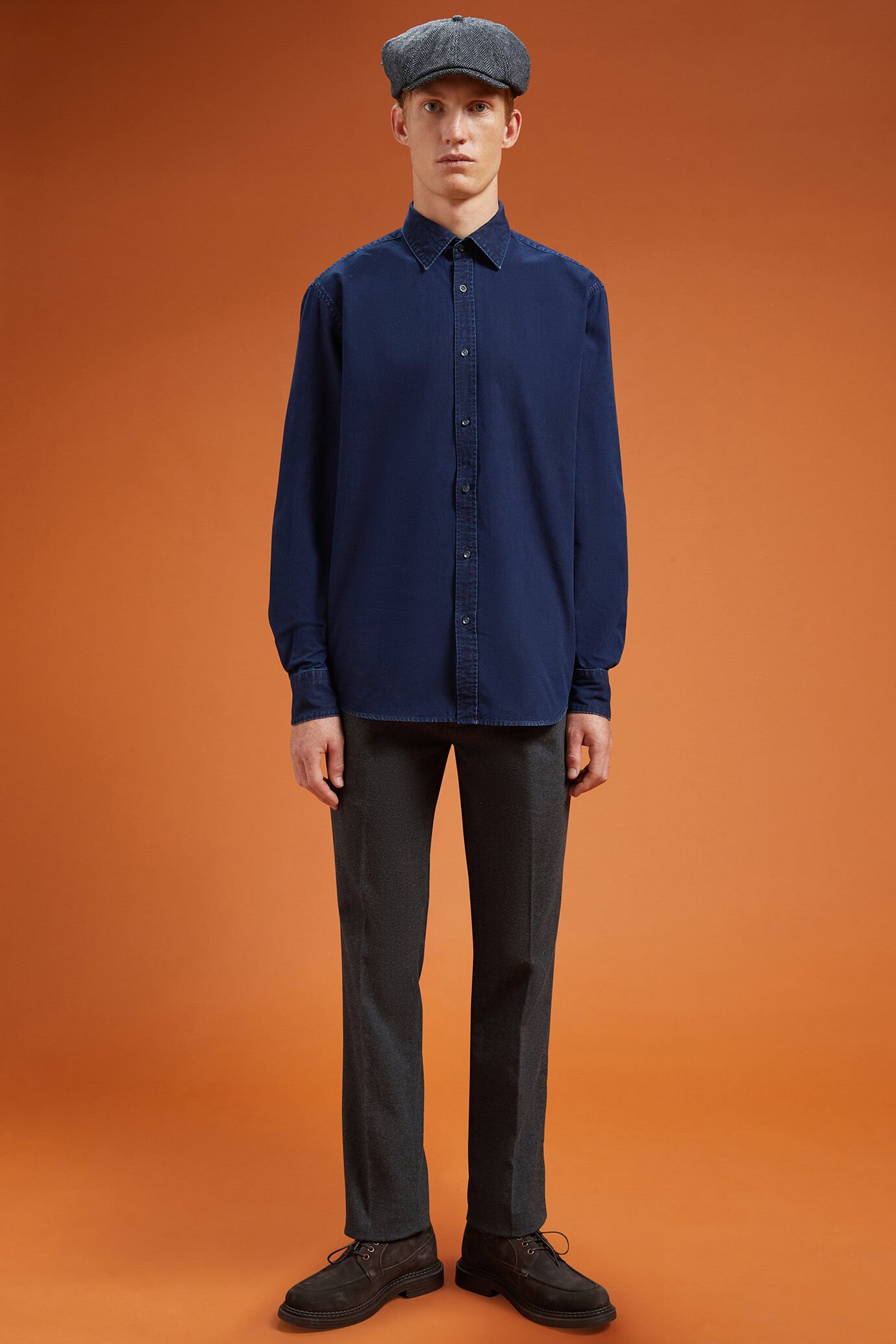 Men's comfort fit casual shirt with a classic collar in 100% cotton washed chambray fabric image number 3