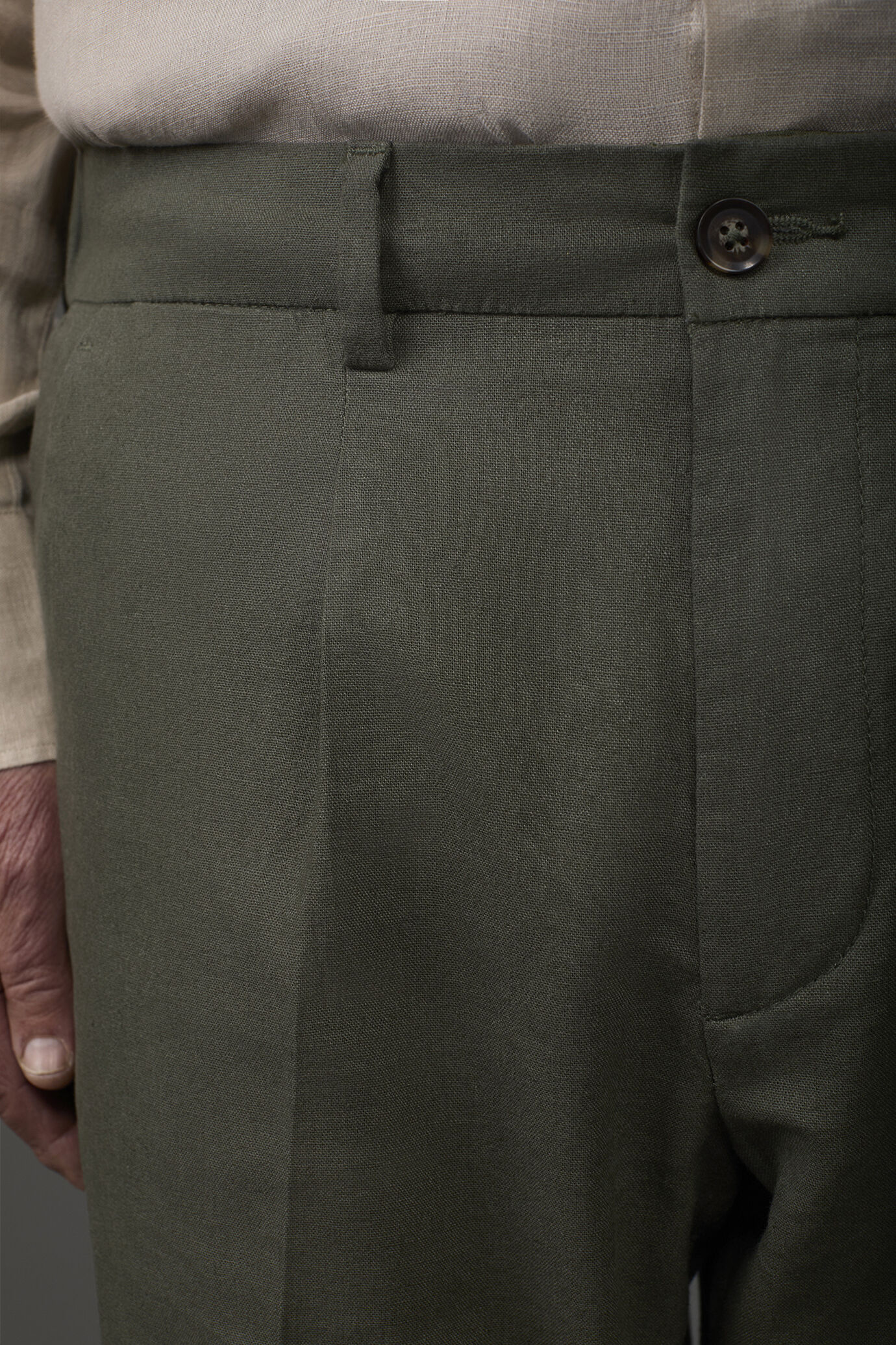 Herrenhose mit zwei kleinen Bügelfalten und Gummizug am hinteren Bund image number 2