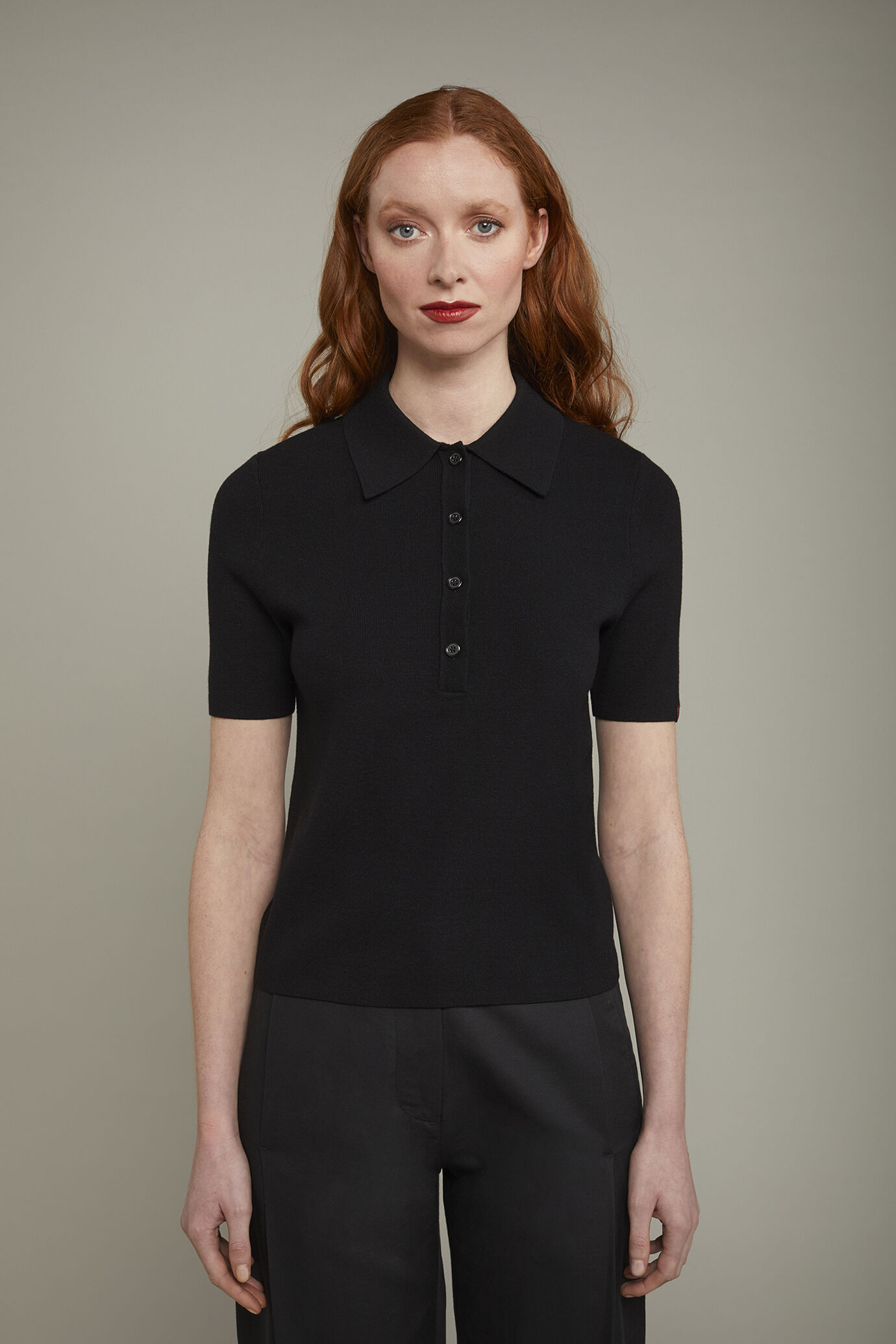Einfarbiges Damen-Poloshirt mit kurzen Ärmeln aus Strick image number 2