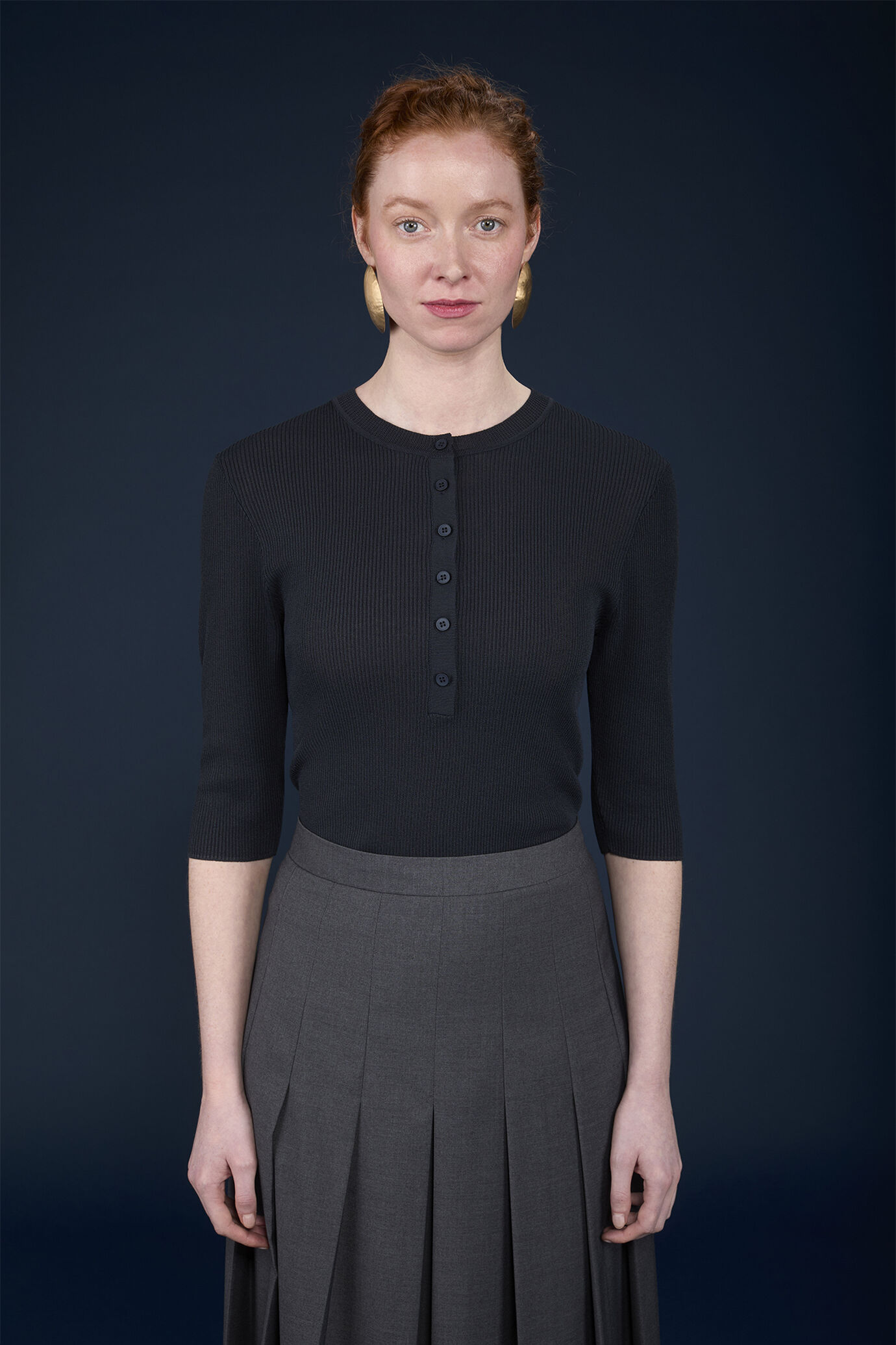 Women's top with front opening and elbow-length sleeves