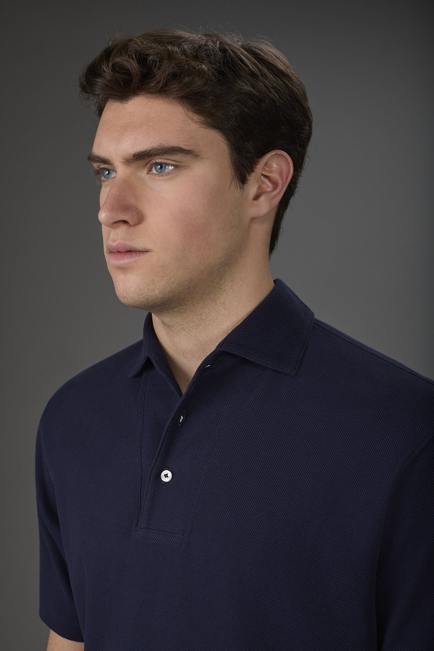 Men's short-sleeved polo shirt in 100% honeycomb cotton image number 2