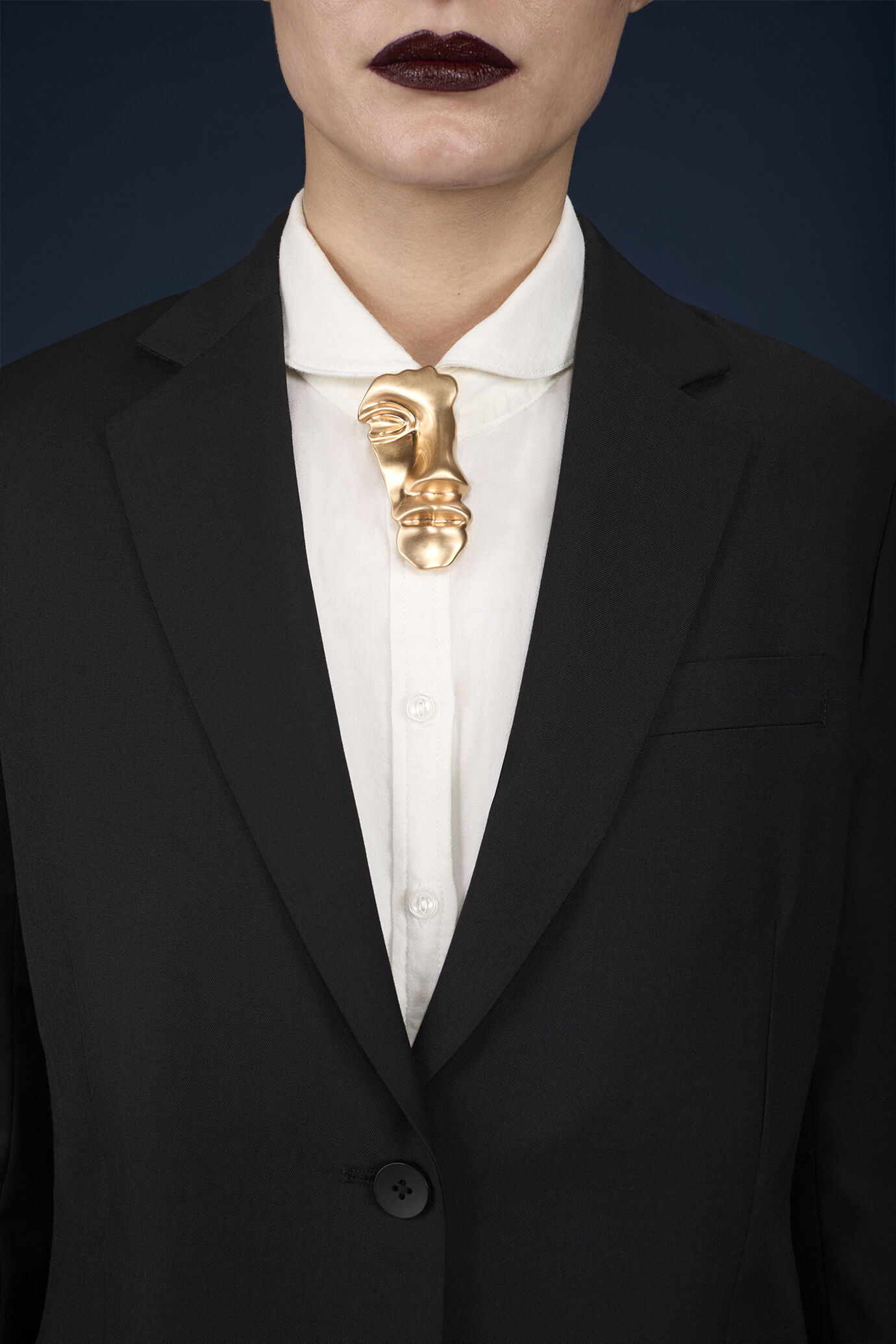 Women's regular fit plain single-breasted jacket with two buttons image number 2