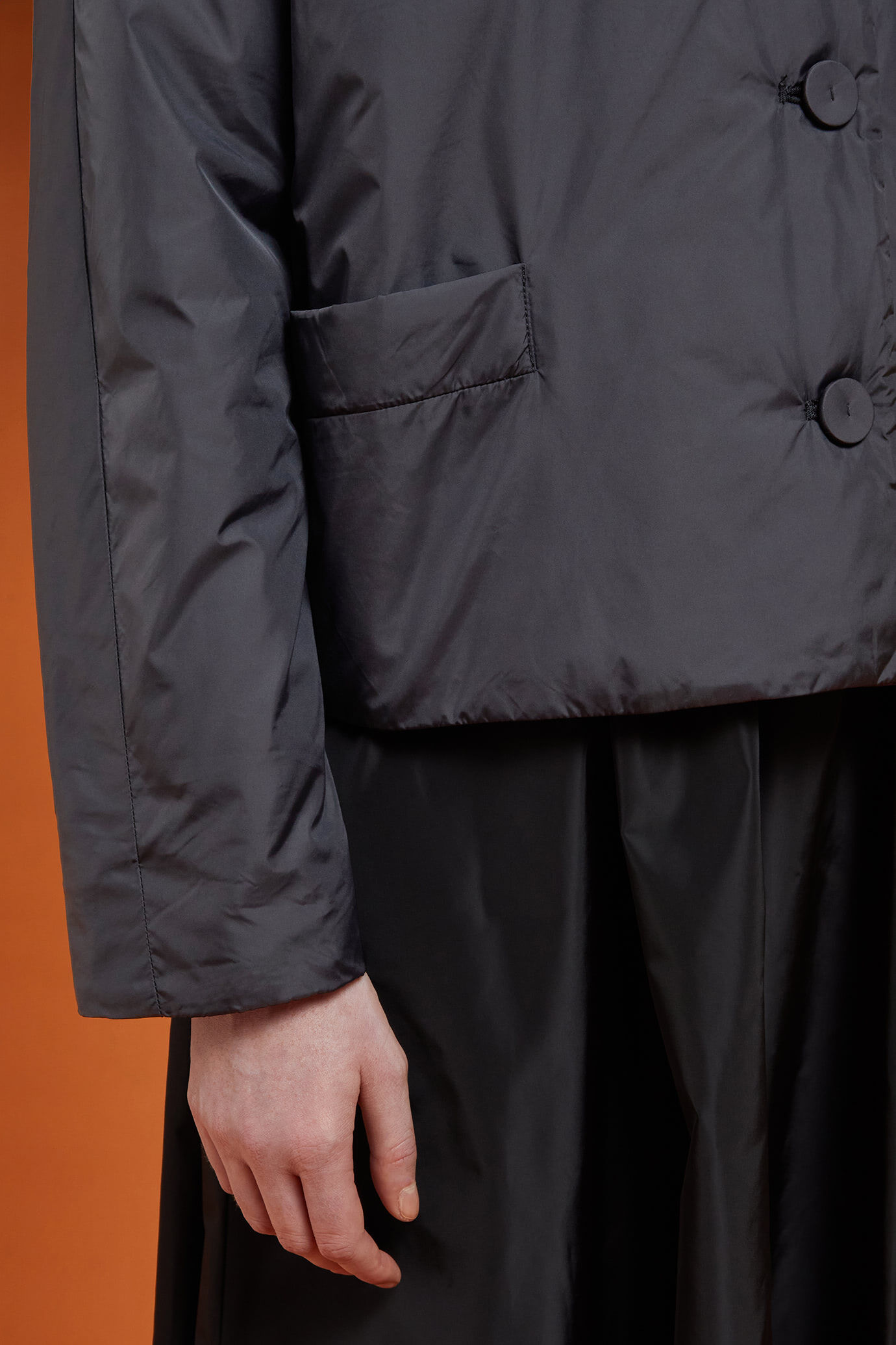 Kurze, einreihige, gefütterte Damenjacke in bequemer Passform image number 2