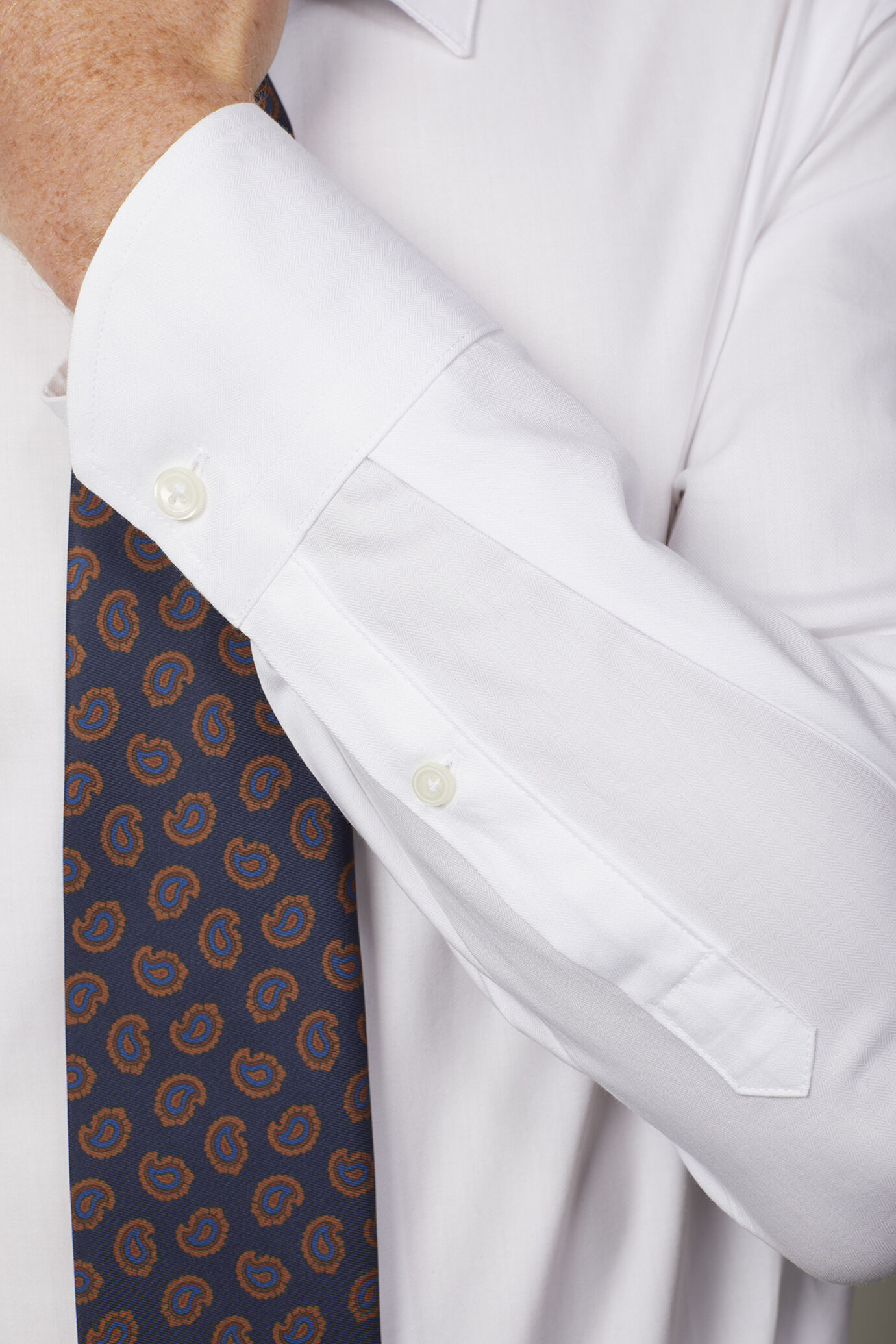Einfarbiges Herrenhemd mit klassischem Kragen aus 100 % Baumwolle mit Fischgrätmuster in normaler Passform image number 4
