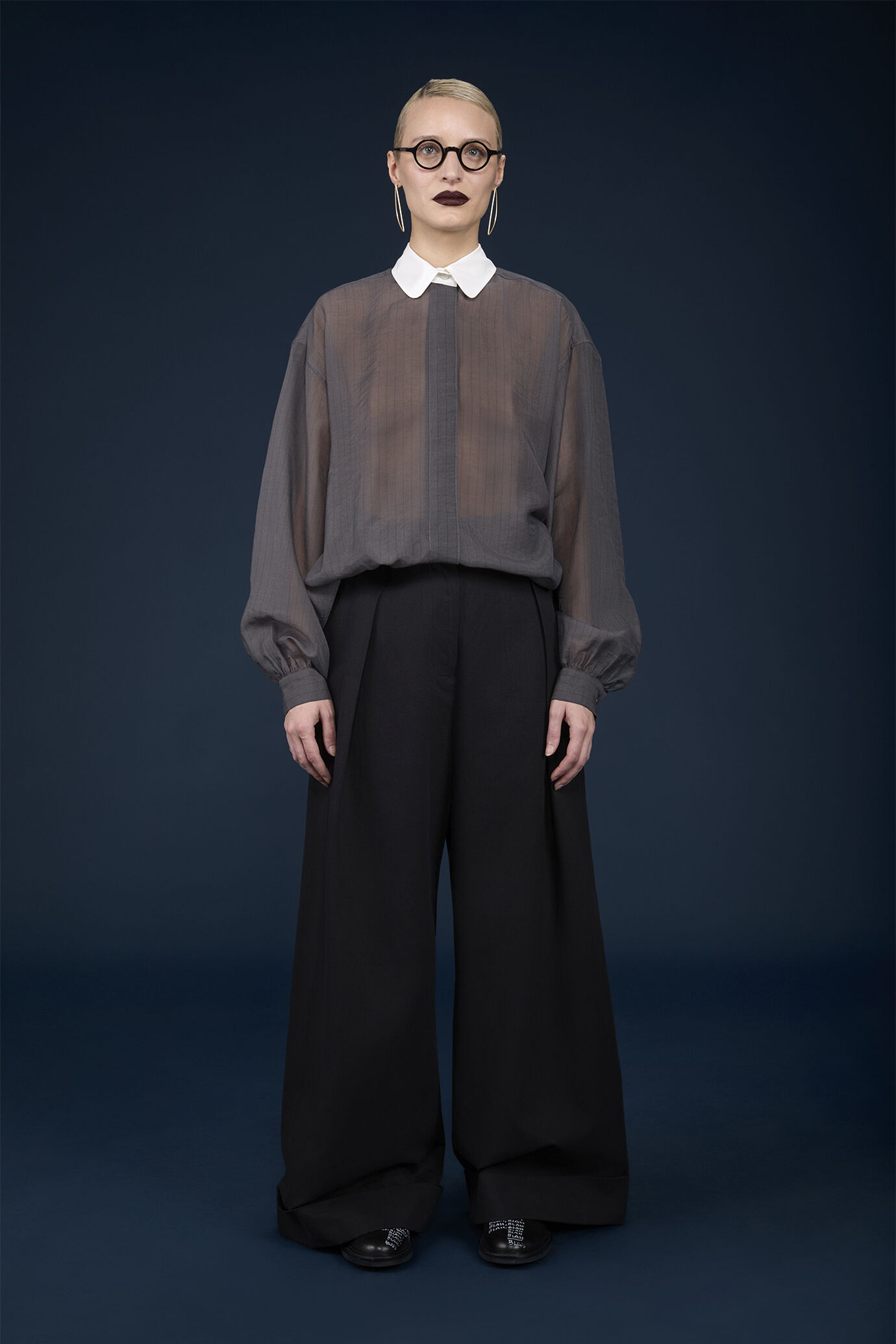 Chemise oversize pour femme, modèle à col uni en tissu rayé transparent image number 1