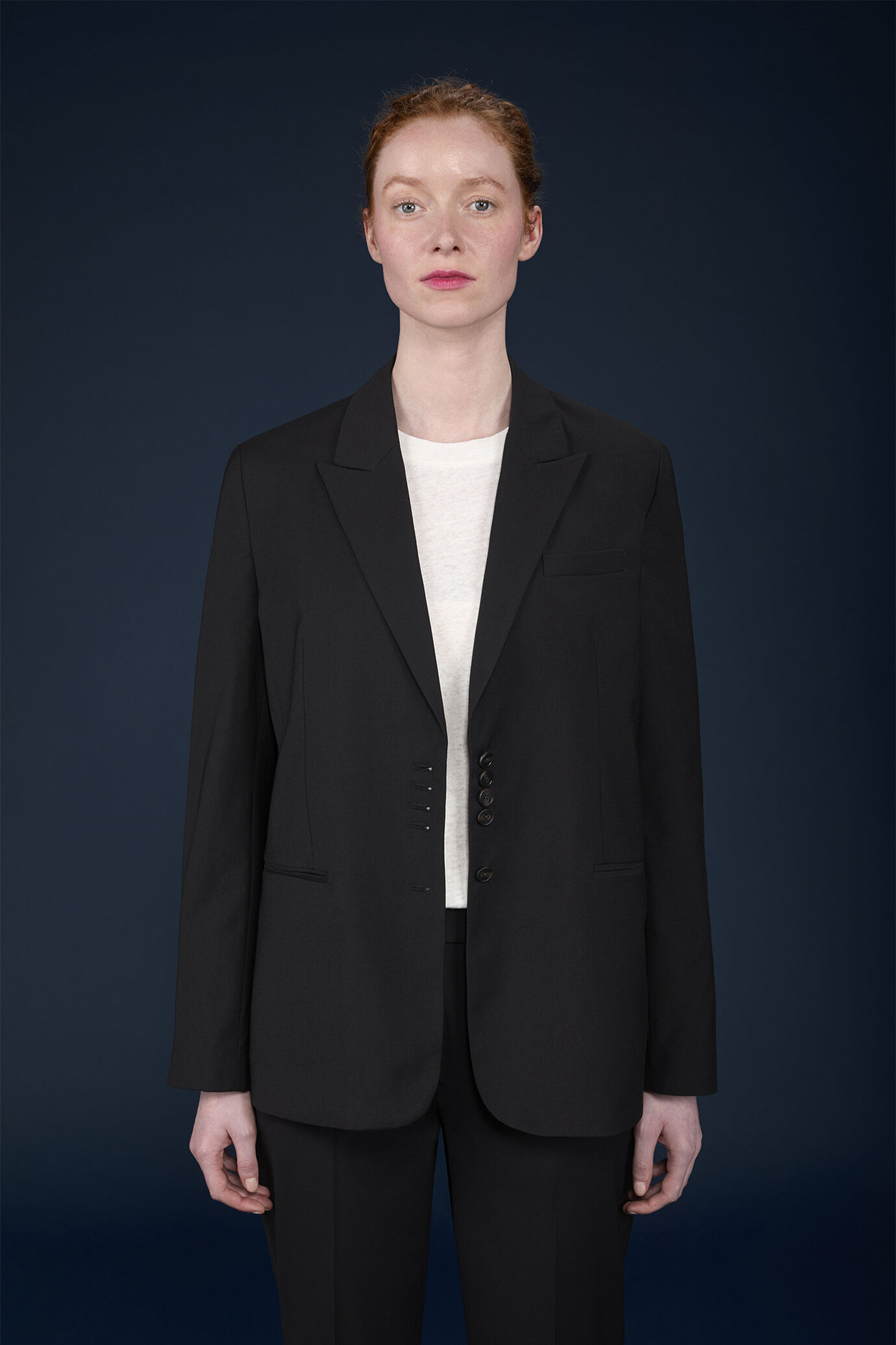 Veste habillée pour femme, modèle à simple boutonnage avec revers en pointe image number 1