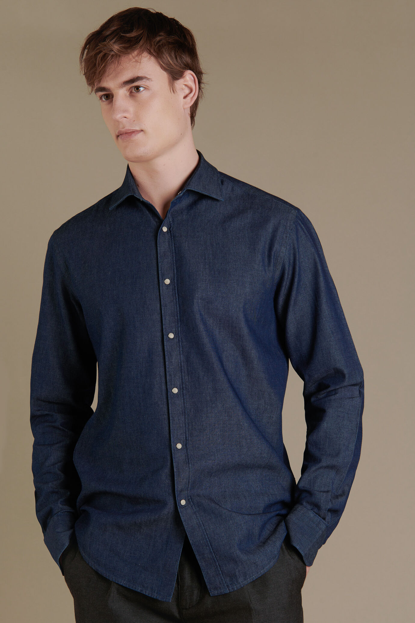 Camicia casual uomo collo francese in cotone dark denim tinta unita image number 1