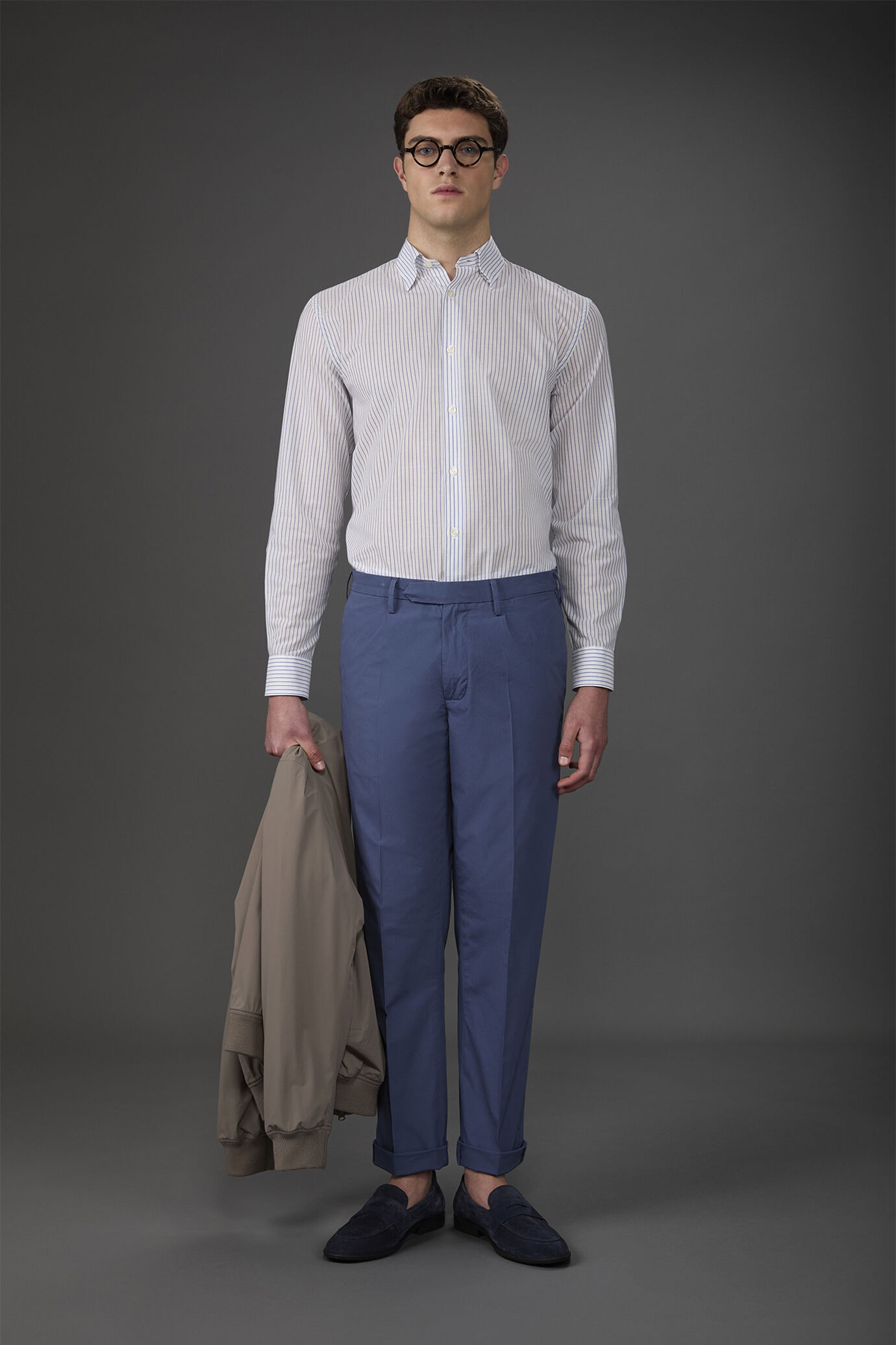 Pantalone uomo in cotone leggero con due piccole pinces e bottone nascosto image number 0