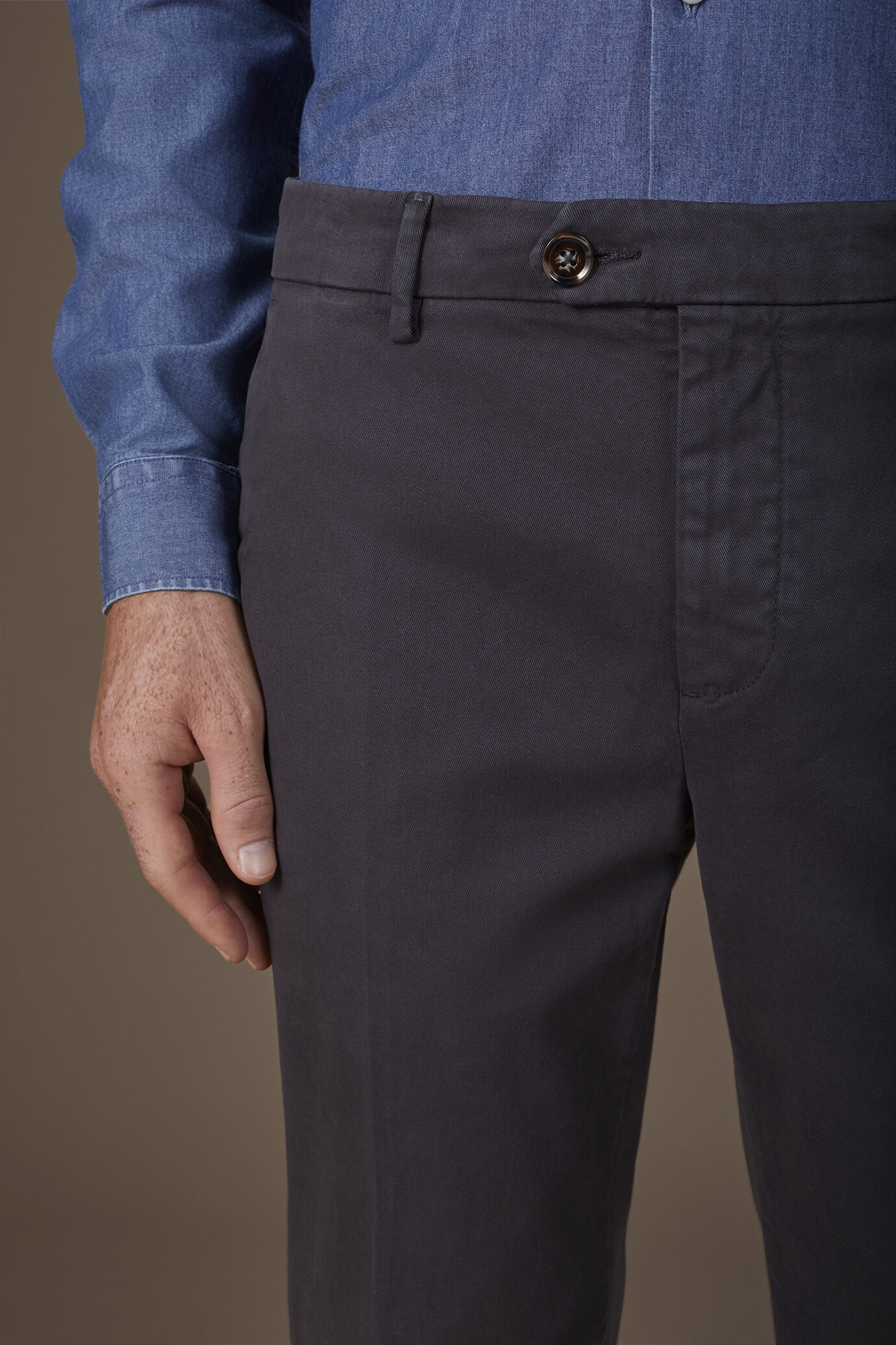 Pantalone uomo chino classico costruzione twill elasticizzato regular fit image number 2