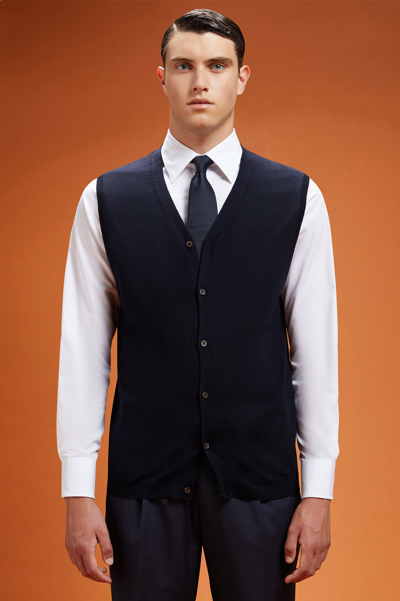 Herrenweste mit V-Ausschnitt aus 100 % extrafeine Merinowolle in normaler Passform image number 0