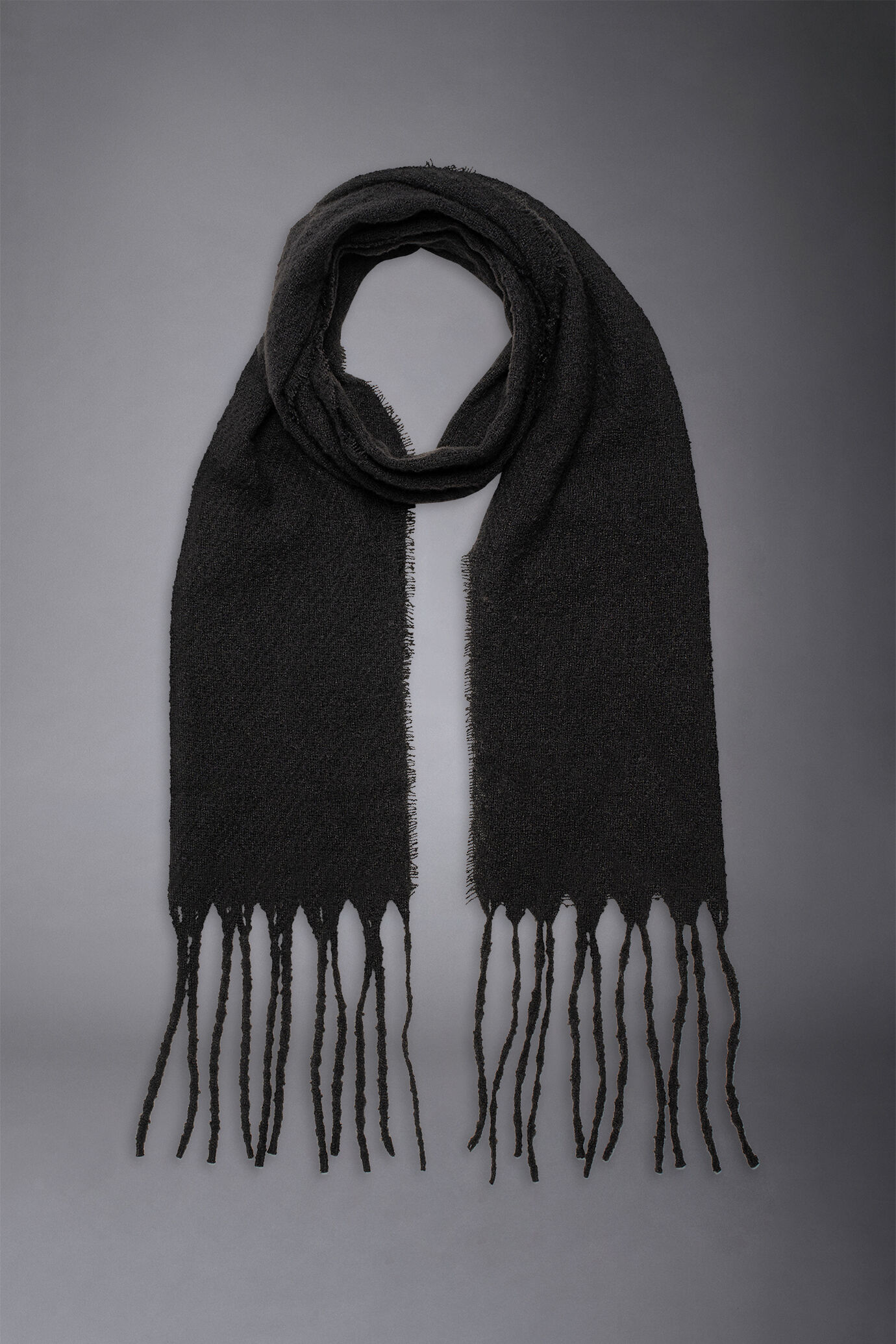 Solid-coloured scarf with fringes