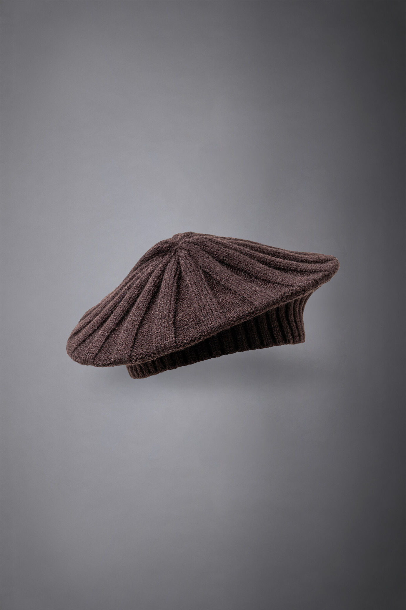 Women's solid-coloured knitted beret image number 0