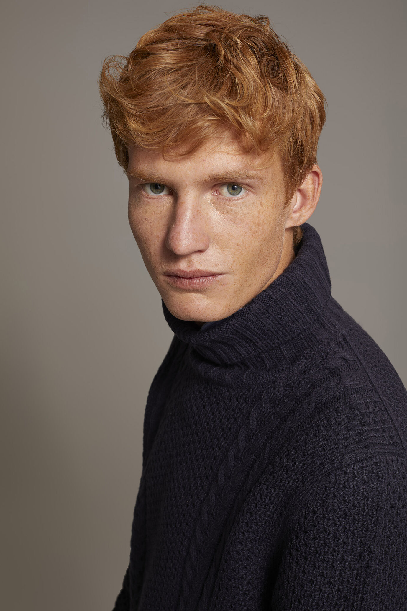 Wool blend turtleneck sweater with honeycomb heavy knitting image number 2