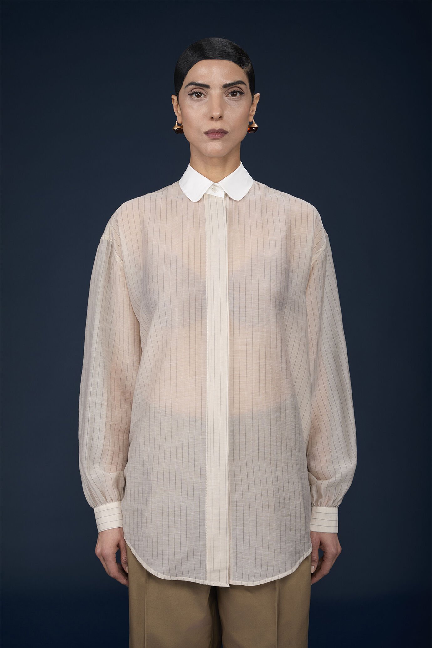 Camicia donna oversized con collo in unito in tessuto trasparente a righe