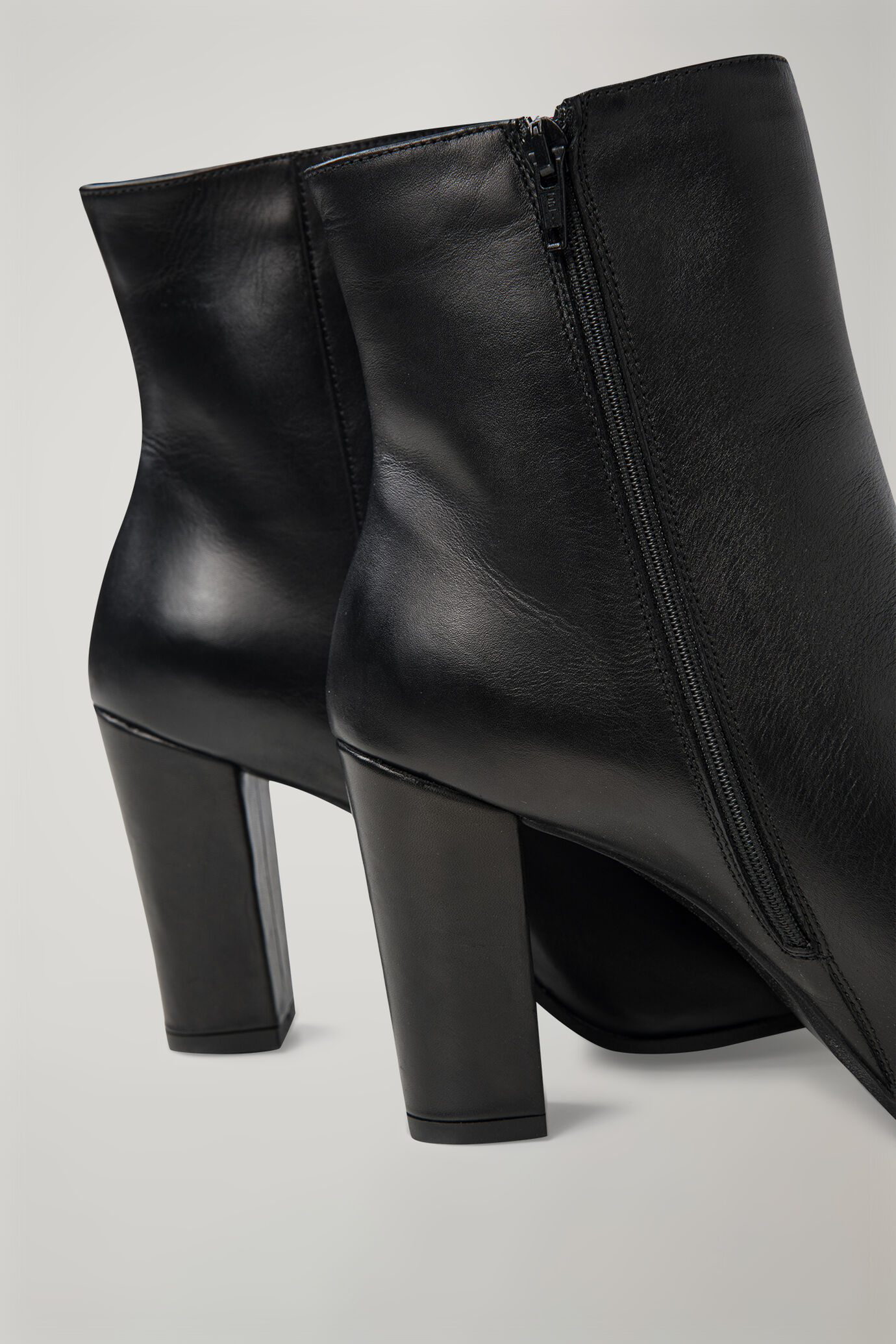 Women's truncated boot 100% leather image number 3