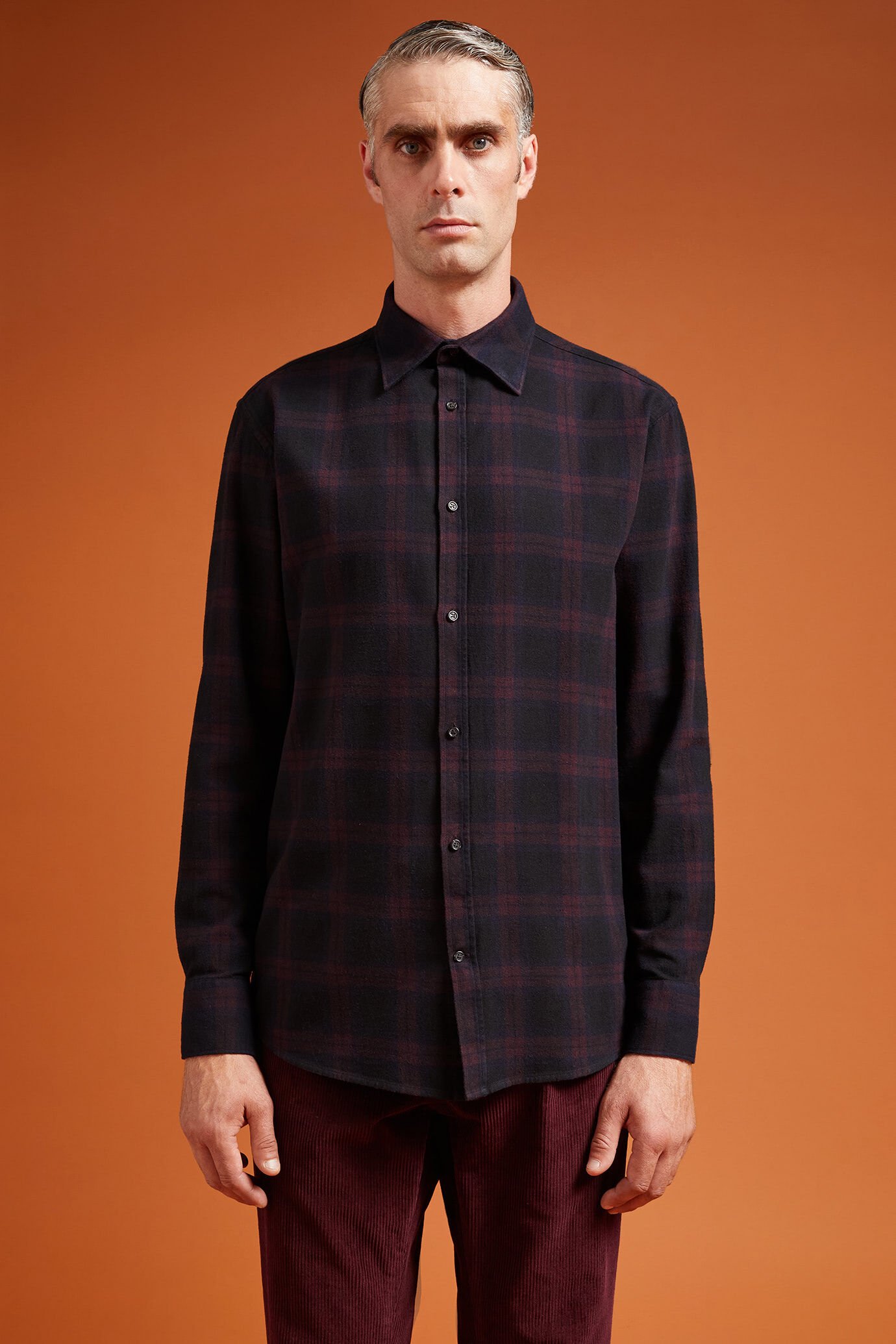 Men's comfort fit casual shirt with a classic collar in 100% cotton checked flannel image number 0