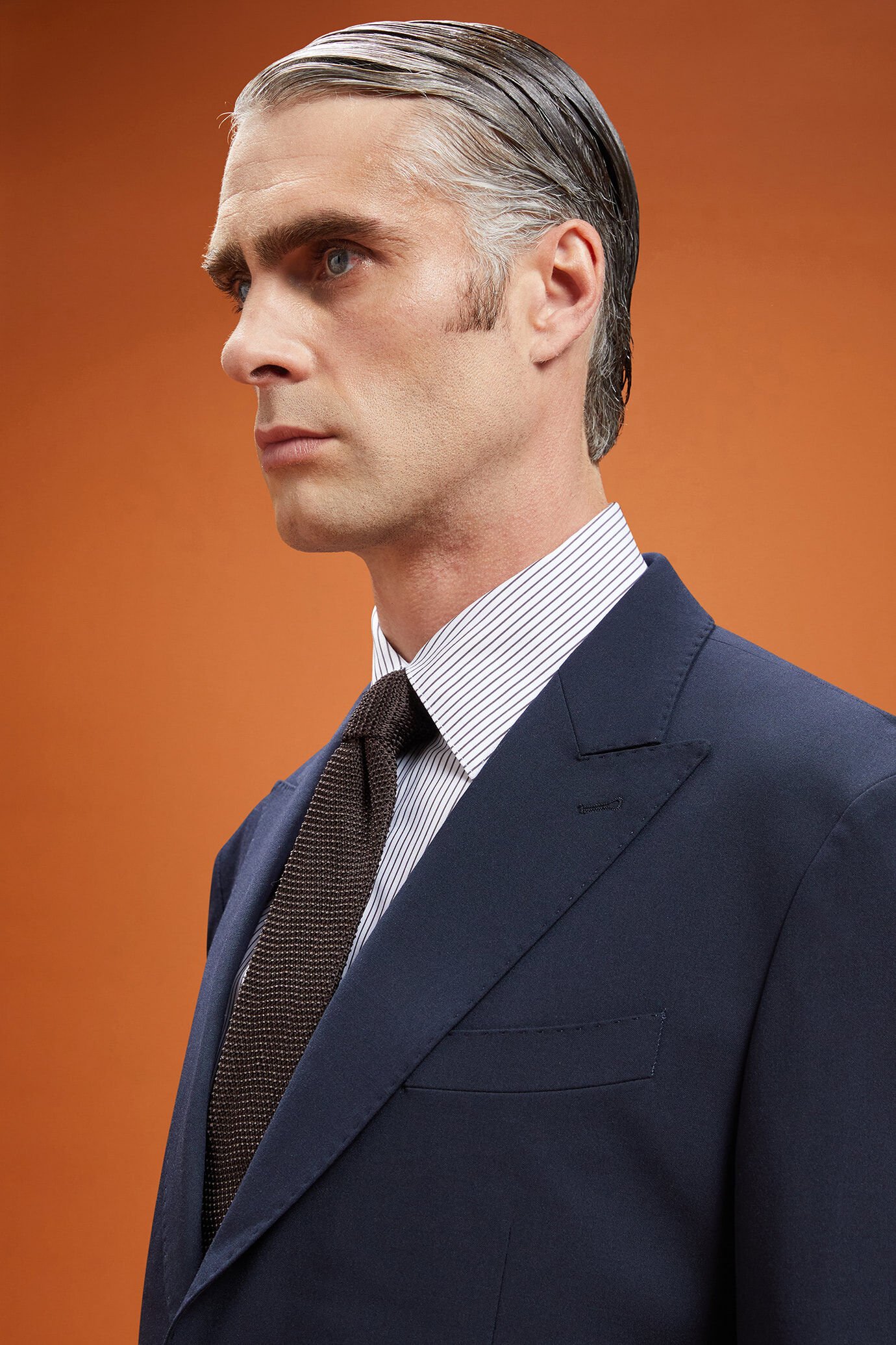 Costume homme à simple boutonnage en tissu uni, coupe classique image number 3