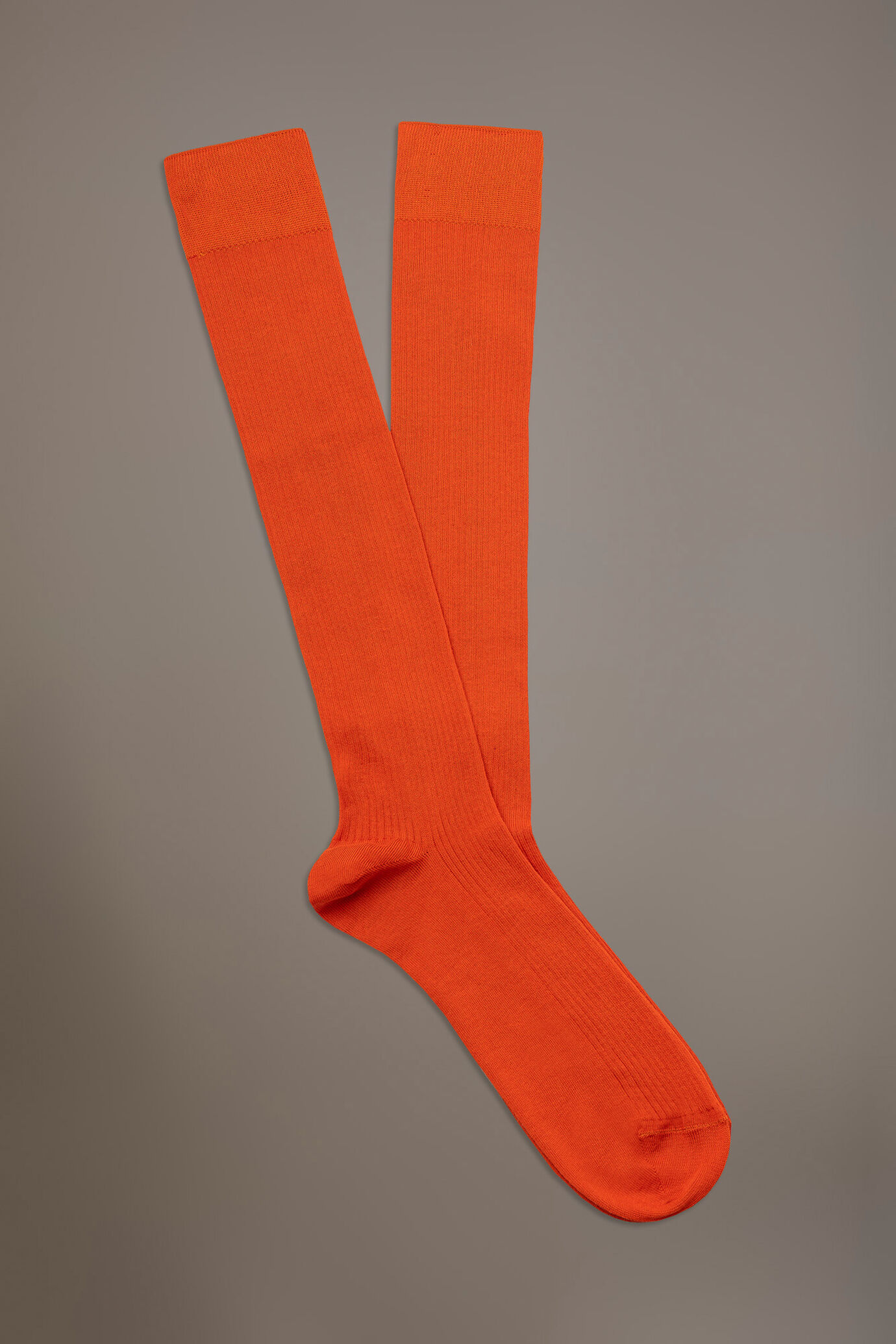 Lange Socken aus Rippenstrick in Italien hergestellt image number 0
