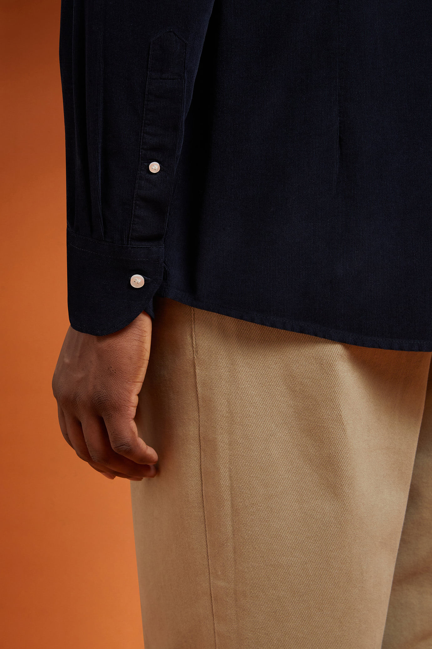 Chemise décontractée pour homme à col classique, 100% coton, tissu velours milleraies uni, coupe confort image number 2