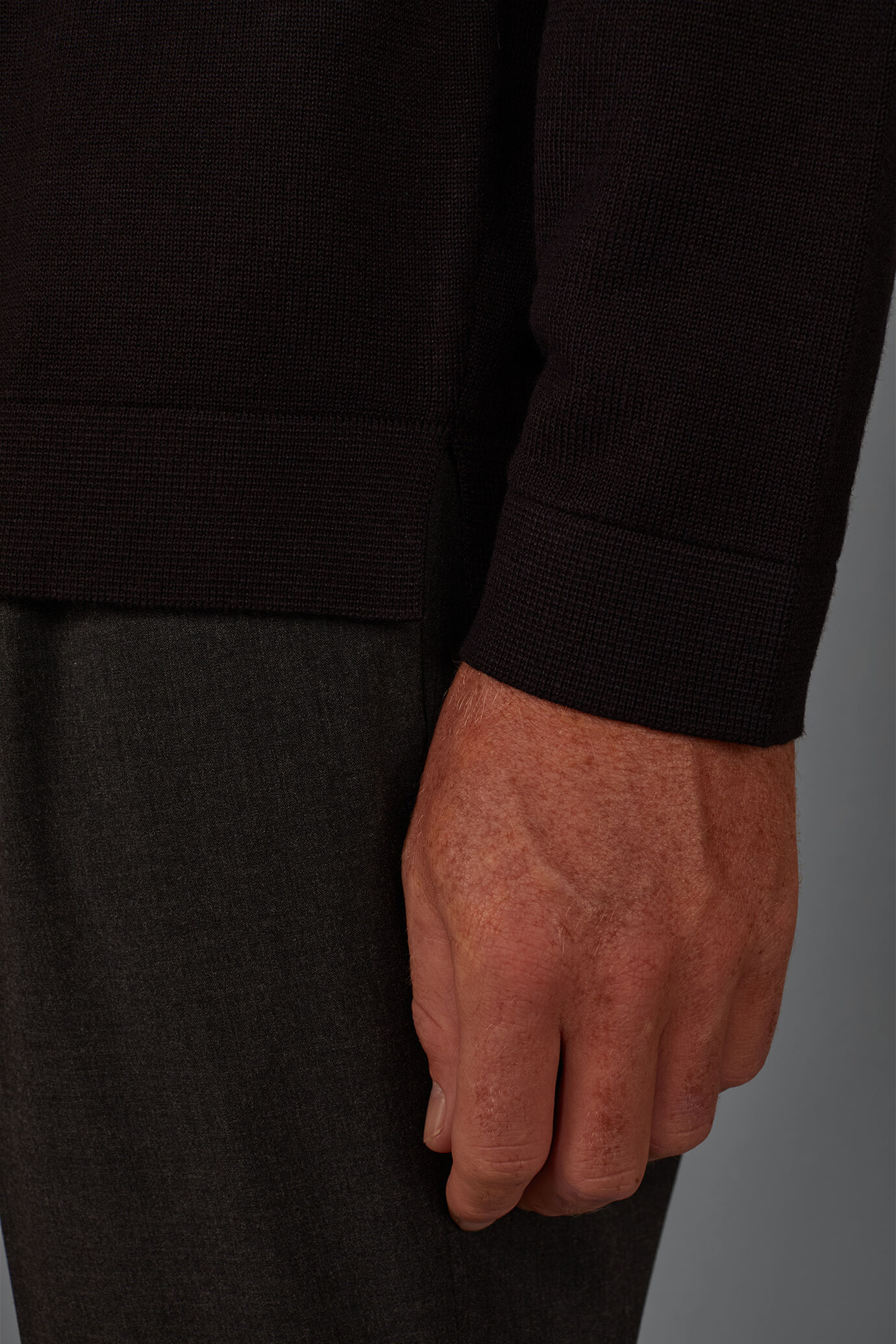 Men&rsquo;s Round Neck jumper with side slits regular fit image number 3