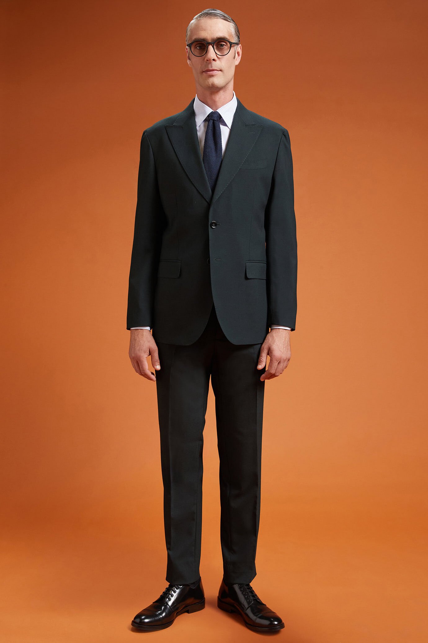 Einreihiger Herrenanzug in normaler Passform aus einfarbigem Stoff image number 1