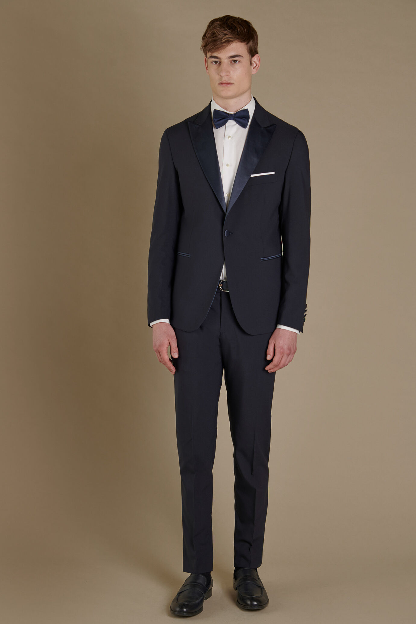 Smoking monopetto con collo a lancia image number 0