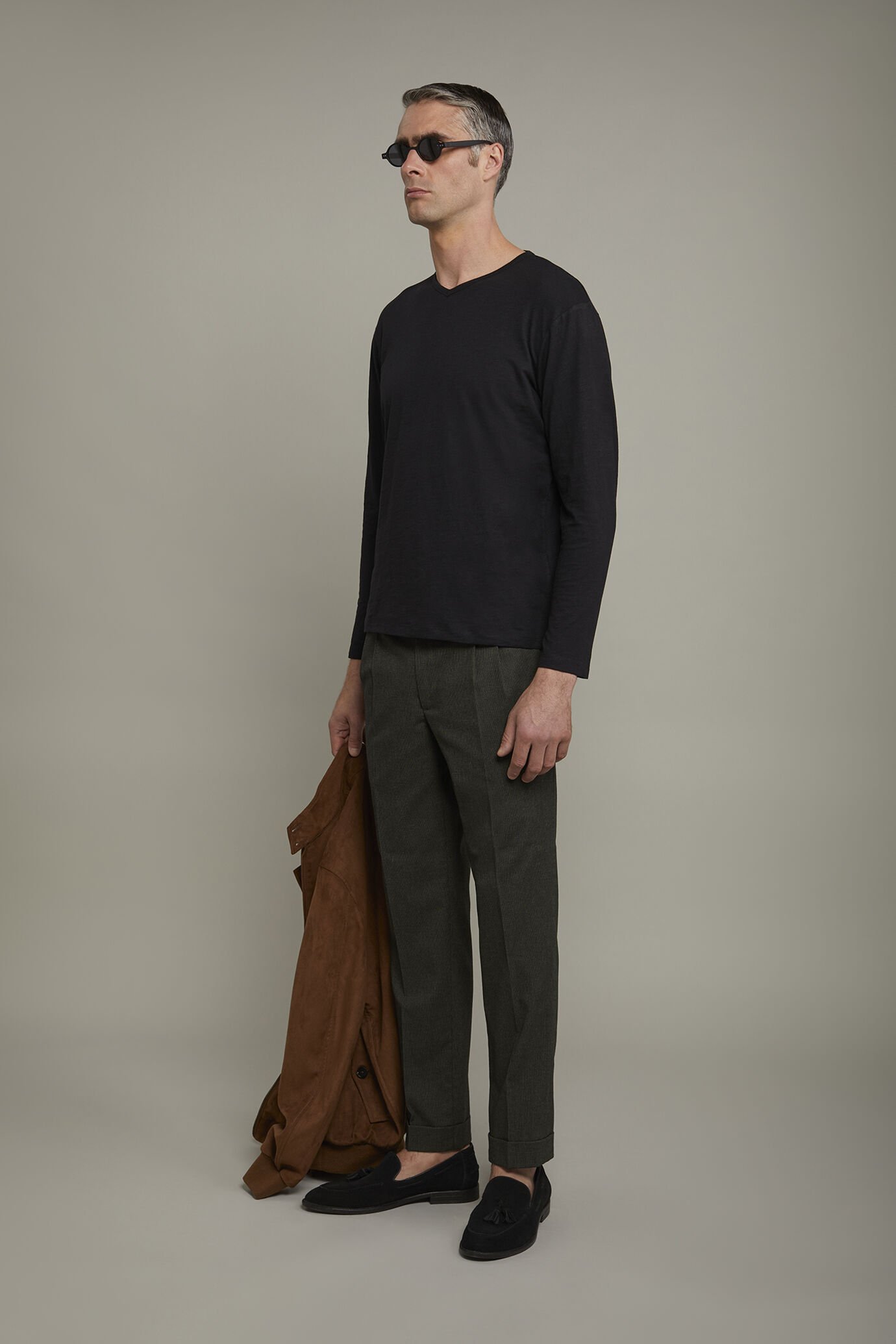 Herren-T-Shirt mit V-Ausschnitt und langen Ärmeln aus 100 % Slub-Baumwolle in normaler Passform image number 1