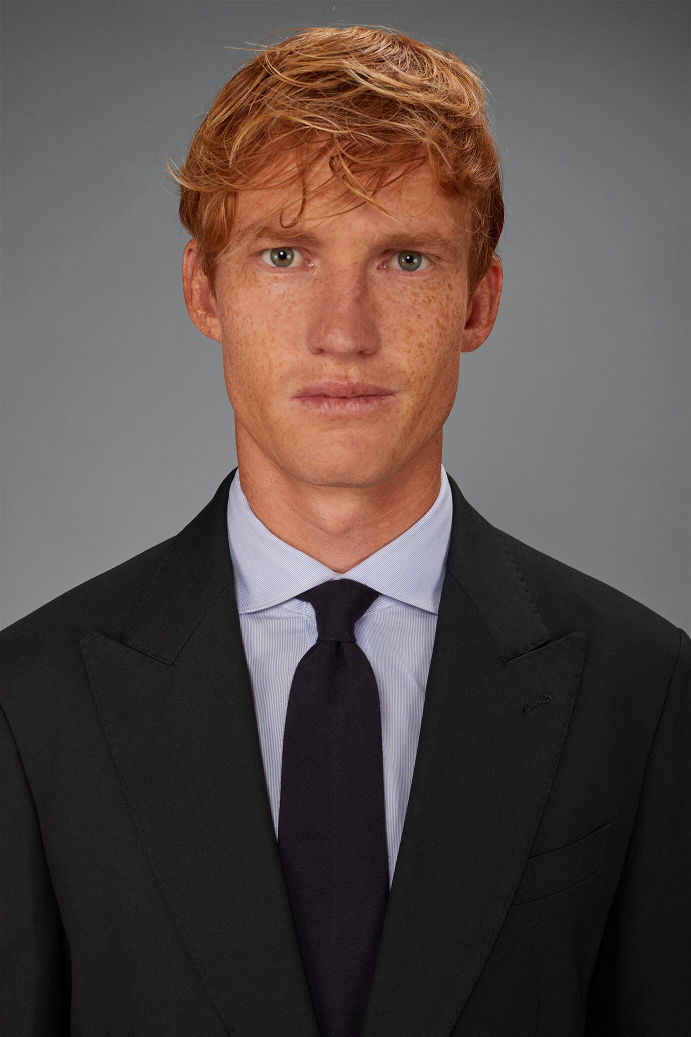 Men's regular fit single-breasted suit in plain fabric image number 2