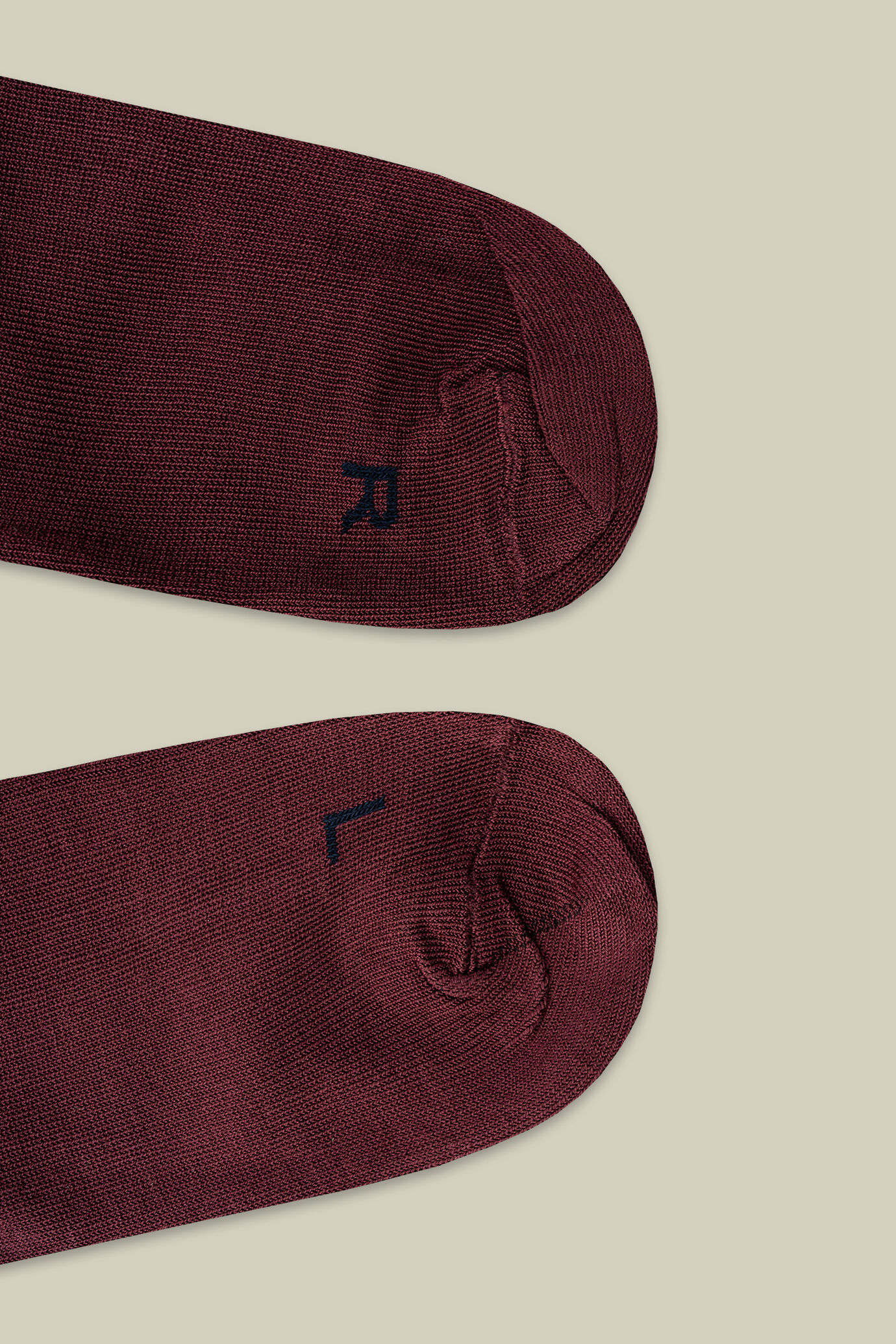 Damensocken mit der Aufschrift "L" und "R" auf der Rückseite